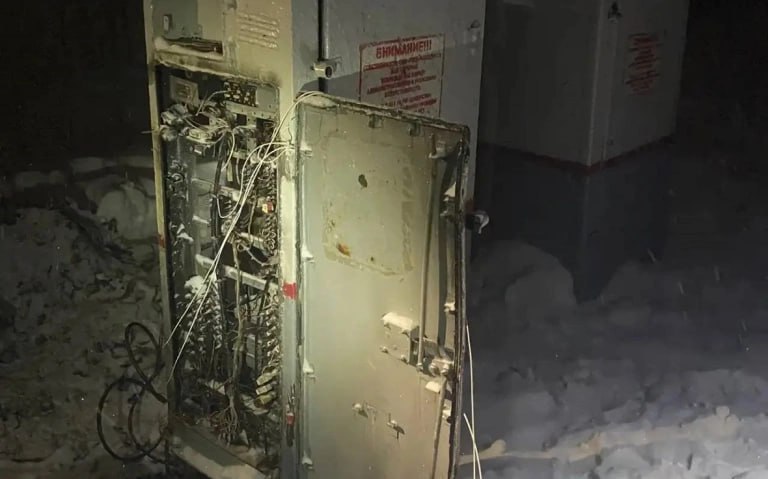 Двух подростков в Башкирии обвиняют в диверсии на железной дороге 15 летние подростки подожгли релейный шкаф на станции Янаул сообщили в управлении МВД Полицейские совместно с оперативниками ФСБ задержали подозреваемых Те рассказали что за поджог им обещали 15 тыс руб но денег они так и не получили В настоящее время подростки находятся в СИЗО По местам их жительства провели обыски Уголовное дело расследуется по статье 205 УК РФ Совершение террористического акта группой лиц по предварительному сговору Виновным по этой статье грозит до 20 лет лишения свободы Источник РБК Уфа UFA RB Подписаться Прислать новость Подпишитесь на нас в МАХ