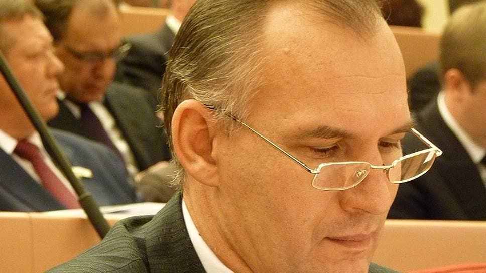 Экс-депутата Саратовской облдумы Алексея Сергеева будут судить за мошенничество на 300 млн рублей Следователи завершили расследование уголовного дела в отношении 62-летнего фактического владельца и единоличного управляющего саратовского ООО СК «Стройкомплекс 2002». Как выяснило следствие, Алексей Сергеев с 2013 по 2017 год через подставных персон в лице двух номинальных директоров продал физическим и юридическим лицам права на доли в строящемся многоквартирном доме в поселке Новосоколовогорский Волжского района Саратова. В общей сложности сумма сделок составила более 300 млн руб. Вместе с тем Алексею Сергееву заранее было известно, что здание не достроят и не сдадут в эксплуатацию. Он скрылся от следствия, что стало поводом для избрания в отношении него меры пресечения в виде заключения под стражу. Фигурант был объявлен в федеральный розыск, а затем в международный. По ходатайству следствия суд арестовал имущество Алексея Сергеева и его супруги на сумму свыше 239 млн руб. в целях обеспечения возмещения причиненного ущерба. На днях уголовное дело с утвержденным обвинительным заключением направят в суд на рассмотрение. Садет Гашумова, Коммерсантъ Все эксклюзивы