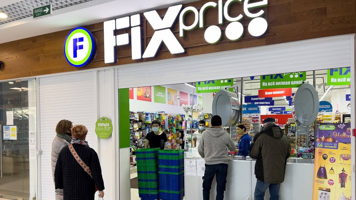Fix Price начнет массово продавать крепкий алкоголь уже с осени — компания получила первые лицензии весной. Первые тесты прошли в Москве и показали отличные результаты — скоро крепкий алкоголь появится почти во всех точках Fix Price. Исключения: магазины возле больниц, школ и театров.