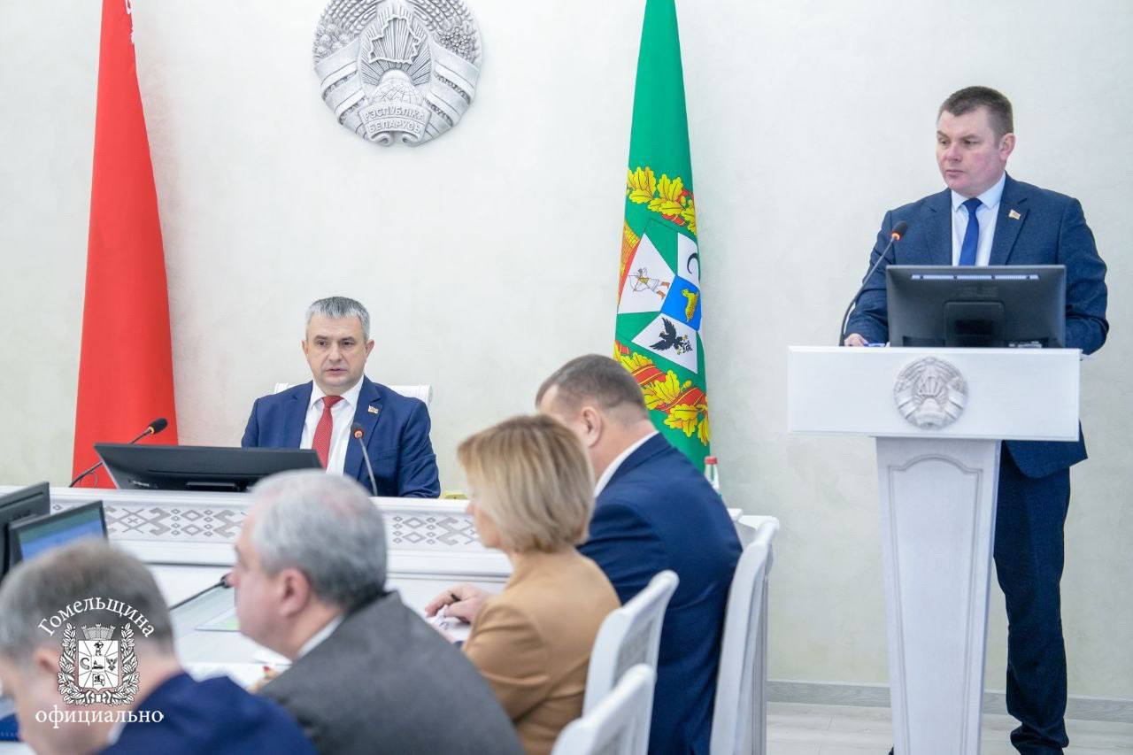 За минувший год в населенных пунктах Гомельской области высажено около 110 тысяч деревьев более 62 тысяч кустарников 3 5 миллиона цветов обустроено 24 гектара газонов Еще более 2 5 тысячи деревьев и кустарников появилось вдоль дорог Создана 21 экологическая тропа Продолжается ремонт уличной дорожной сети и опор наружного освещения тампонаж скважин ликвидируются неиспользуемые шахтные колодцы выводятся из эксплуатации карты полей фильтрации Снесено более тысячи пустующих домов и около ста неэкспоуатмруемых зданий На 226 животноводческих объектах выполнен ремонт кровли дверей и окон Работы по наведению порядка на земле продолжатся в 2026 году составлен региональный план мероприятий Это борьба с инвазивными растениями вовлечение в сельскохозяйственный оборот рекультивированных земель актуализация схем обращения с отходами максимальное вовлечение их в переработку