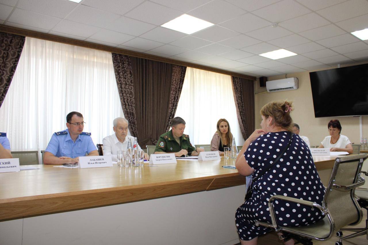 Прокурором Курганинского района проведен личный прием по вопросам реализации прав военнослужащих и членов их семей Прокурором Курганинского района совместно с заместителем военного прокурора Армавирского гарнизона военной прокуратуры Южного военного округа, главой администрации МО Курганинский район, военным комиссаром Курганинского района, руководителями Управления социальной защиты населения и Фонда пенсионного и социального страхования РФ, а также координатором фонда «Защитники Отечества» проведен тематический личный прием по вопросам реализации прав военнослужащих и членов их семей, в ходе которого даны разъяснения по вопросам получения мер государственной социальной поддержки в виде выплат, в том числе вопрос оказания содействия в истребовании документов без вести пропавшего участника СВО выплат взят прокуратурой района под контроль. Прокуратурой района на постоянной основе организовано проведение тематических личных приемов граждан по различным вопросам в социальной сфере. Работа в данном направлении будет продолжена.