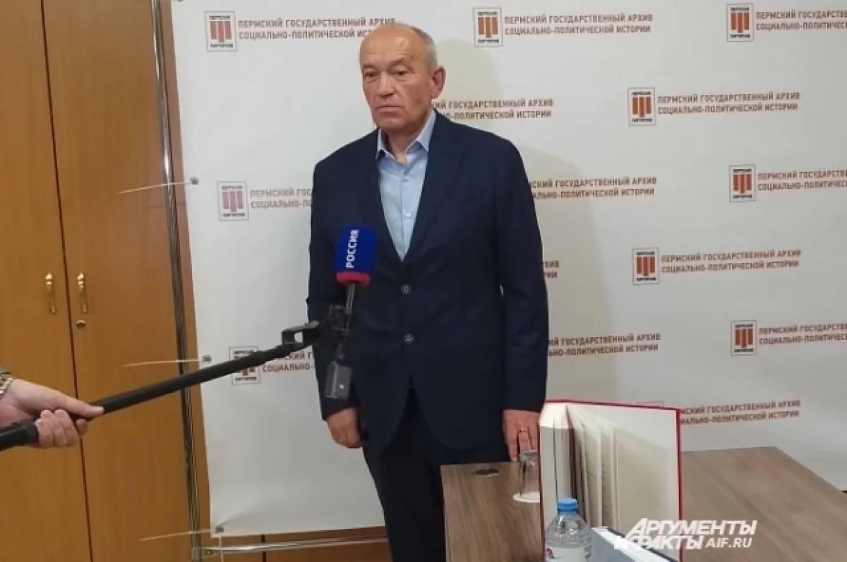 В Прикамье досрочно прекратят полномочия умершего депутата Чулошникова 22 октября 2025 года стало известно о смерти депутата Законодательного собрания Пермского края генерала майора полиции в отставке Владимира Чулошникова Согласно региональному законодательству Заксобрание принимает решение о досрочном прекращении полномочий депутата в момент наступления соответствующего события Проект постановления будет рассмотрен на пленарном заседании в ноябре рассказали в пресс служье Заксобрания   Подписаться Прислать новость
