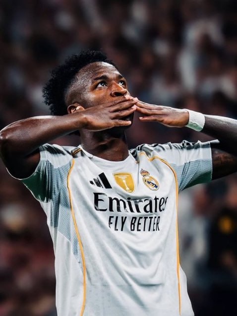 И Винисиуc и Реал Мадрид хотят продлить контракт Бразилец счастлив в Реале и хочет остаться Хосе Феликс Диас As Футболист и клуб недавно обсудили продление контракта и находятся на пути к заключению СОГЛАШЕНИЯ Проблема между Винисиусом и Хаби Алонсо НЕ повлияла на переговоры о продлении контракта Игрок и тренер поговорили чтобы прояснить свои позиции Клуб аплодировал этим двоим за то что они нашли решение Руководители Реала считают Винисиуса НАСЛЕДИЕМ клуба У них нет НИ малейших сомнений на его счет У него идеальные отношения с командой и он знает что Мадрид лучшее для него место 10 дней проведенных Винисиусом с Карло Анчелотти в составе национальной сборной помогли утихомирить недавний шум вокруг игрока Его извинения были хорошо приняты всеми b НИКТО не усомнился в его приверженности Болельщики тоже его простили   Смотрите всю статистику Винисиуса в приложении ГОЛ