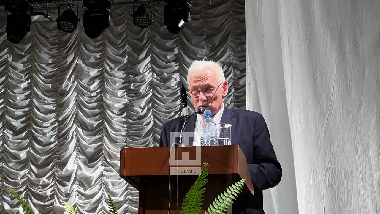 Медицинскую помощь жители Сухиничского округа получают в полном объеме Центральная межрайонная больница 5 оказывает жителям округа полный спектр медицинской помощи от первичной до специализированной Работают 39 врачей по 20 специальностям Стационар рассчитан на 51 койку амбулаторная помощь оказывается в поликлинике и сельских подразделениях Проводятся современные диагностические исследования По целевым направлениям обучаются 22 студента медика В 2026 году продолжится работа по решению кадрового вопроса развитию профилактики обновлению оборудования и участию в нацпроектах Подписывайтесь на наш канал в Максе