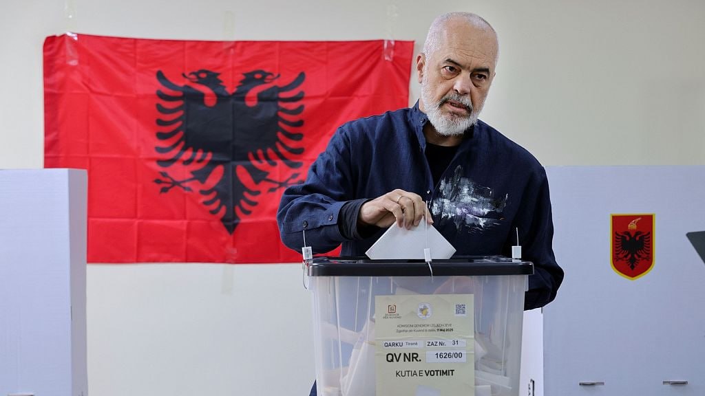 Правящая партия Албании лидирует на выборах в парламент На парламентских выборах в Албании с 52,9% голосов лидирует правящая Социалистическая партия. Об этом свидетельствуют результаты подсчёта 29% бюллетеней. На втором месте — оппозиционная коалиция во главе с лидером Демократической партии бывшего президента и экс-премьера Сали Бериша. За правоцентристскую политическую силу на момент подсчёта почти трети бюллетеней проголосовало 34,3% избирателей. По предварительным подсчётам, явка избирателей составила почти 42,16%. Голосование прошло в воскресенье, 11 мая. В этом году живущим за рубежом представителям албанской диаспоры впервые дали возможность передать свои бюллетени по почте. Выборный