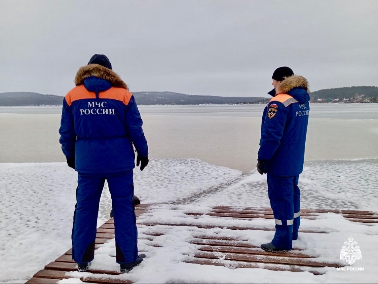 Спасатели Мурманской области ищут женщину унесенную течением на реке Тулома Вечером 1 января на реке Тулома в районе Поморской набережной города Кола произошел несчастный случай во время группового занятия айс флоатингом сообщили в региональном МЧС По предварительной информации сильным течением унесло женщину находившуюся в утепленном плавающем костюме На место происшествия немедленно выехали расчеты Мурманского арктического аварийно спасательного центра МЧС России и аварийно спасательной службы региона В настоящий момент спасатели проводят поисково спасательные работы на реке Все самые важные новости Telegram MAX