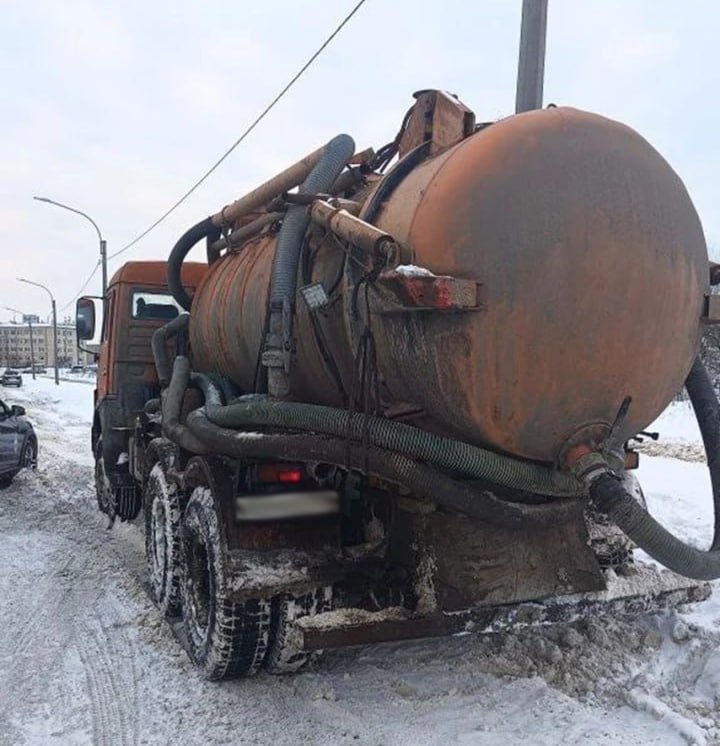 В Невском районе пресечен несанкционированный сброс отходов в канализацию Утром 12 января в ходе планового объезда группой быстрого реагирования ООО ОО Каскад был задержан водитель автомобиля который производил незаконный слив отходов в систему водоотведения по адресу Тополиная аллея д 27 К месту происшествия оперативно прибыли специалисты Водоканала для отбора проб из канализационного колодца и автоцистерны с целью определения состава сливаемой жидкости Задержанный передан сотрудникам полиции для дальнейшего разбирательства Водоканал Санкт Петербурга напоминает несоблюдение требований в области охраны окружающей среды при сборе накоплении транспортировании обработке утилизации или обезвреживании отходов производства и потребления может обернуться штрафом до 250 тыс рублей или приостановкой деятельности организации на срок до 90 суток если нарушение совершено юридическим лицом Если вы стали свидетелем сброса загрязняющих веществ через систему канализации сообщите о нарушении в правоохранительные органы или на горячую линию Водоканала 305 09 09 Подписаться на Водоканал MAX ТГ ВК