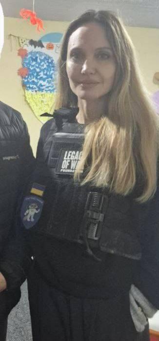 В Украину с необъявленным визитом прибыла актриса посол доброй воли ООН Анджелина Джоли СМИ сообщают что она посетила Херсон город находящийся в непосредственной близости от зоны боевых действий