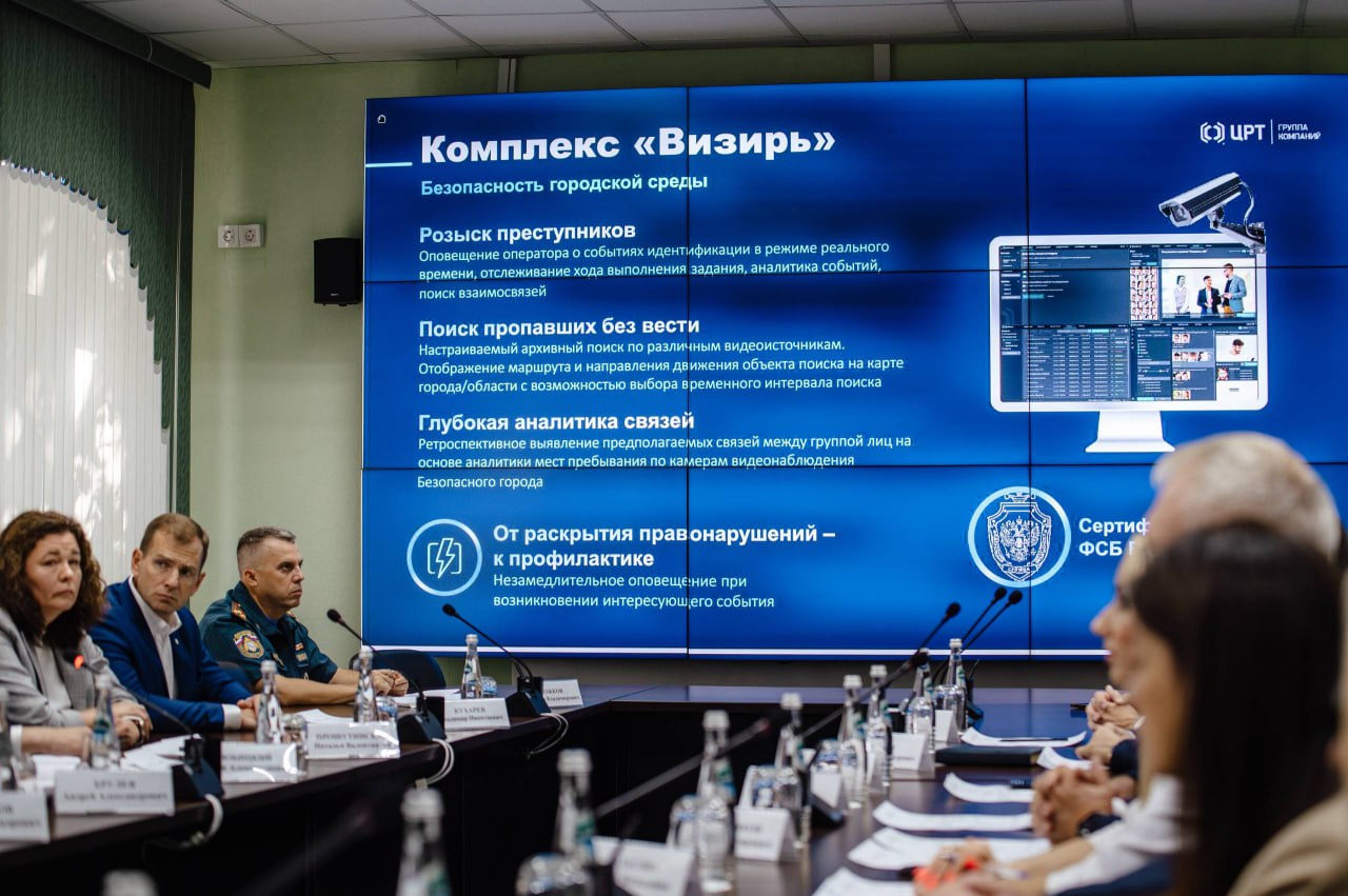 Первый этап внедрения системы Безопасный город в Курской области завершён Об этом сообщил врио губернатора Алекандр Хинштейн В рамках первого этапа развёрнуты программно аппаратные средства интегрировано несколько тысяч городских камер и видеодомофонов которые установлены на МКД Программа сможет помочь находить как злоумышленников так и пропавших без вести людей Коллеги правоохранители уже могут пользоваться этой информацией И разработка даже на первом этапе продемонстрировала свою эффективность отметил глава региона В рамках реализации второго этапа в систему дополнительно зайдут ещё 2 тысячи камер Их установят на территории учреждений образования культуры здравоохранения парков скверов и прочих мест массового пребывания людей В будущем современные алгоритмы смогут анализировать ситуацию и работать на опережение Например узнавать опасные предметы Все работы по внедрению Безопасного города должны завершить в текущем году