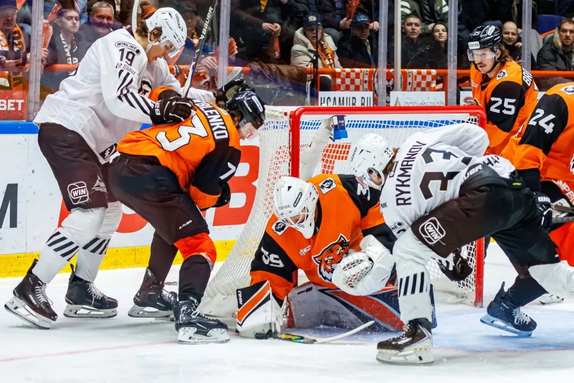 Хабаровский Амур проиграл Трактору Хабаровский хоккейный клуб Амур после продолжительного перерыва в календаре игр на родном льду СЗК Платинум Арена встретился с гостями из Челябинска командой Трактор Матч завершился со счётом 5 6 в пользу гостей из Челябинска На сегодняшний день тигры занимают девятую строчку в конференции Восток турнирной таблицы регулярного чемпионата Континентальной хоккейной лиги Сейчас на счету Амура 45 очков заработанные командой за 54 игры На строчку выше находится Сибирь с 53 очками Следующий матч Амур также проведёт дома Хабаровчане встретятся с гостями из Омска ХК Авангард todaykhv