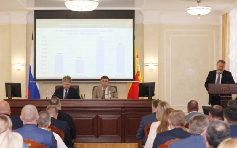 В мэрии Воронежа обсудили модернизацию городской инфраструктуры  В администрации Воронежа под руководством мэра Сергея Петрина и спикера гордумы Владимира Ходырева прошло планерное заседание, на котором обсуждались ключевые инициативы по модернизации городской инфраструктуры. В рамках заседания директор МКУ «Городская дирекция единого заказчика ЖКХ» Сакит Абакаров представил планы на 2025 год, включающие капитальный ремонт нескольких многоквартирных домов и значительные инвестиции в коммунальную инфраструктуру.  Сакит Абаров сообщил, что в рамках исполнения судебных решений город выделит 110 млн руб. на капитальный ремонт четырех многоквартирных домов, что стало возможным благодаря экономии в размере 8 млн руб., достигнутой в результате конкурентных торгов.