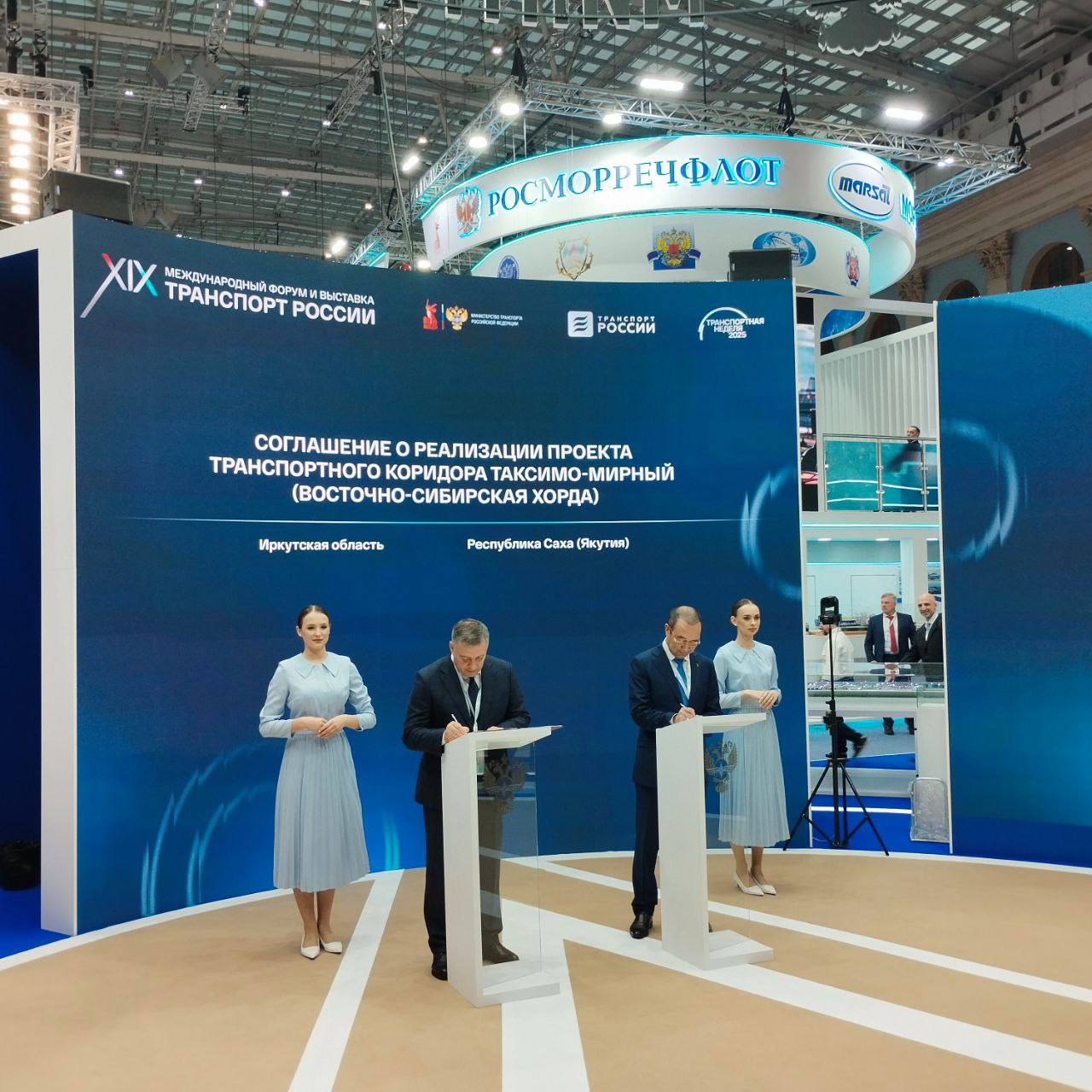 Транспортная связность регионов драйвер пространственного развития страны Региональная повестка важная часть Транспортной недели которая сейчас проходит в Москве Вот например губернатор Иркутской области Игорь Кобзев и глава Якутии Айсен Николаев на полях форума подписали соглашение о создании транспортного коридора Таксимо Мирный Фактически формируется единая логистическая цепочка для людей и грузов которая соединит три региона Якутию Бурятию и Иркутскую область Это и есть транспортная связность регионов в действии Причем не на уровне крупных агломераций а в масштабах Восточной Сибири где расстояния измеряются даже не в километрах а в часах а иногда и днях пути Помимо доступа к месторождениям полезных ископаемых проект сделает вклад в устойчивое социально экономическое развитие территорий Он обеспечит транспортную доступность для граждан создаст новые рабочие места и укрепит межрегиональные связи Такие проекты как транспортный коридор Таксимо Мирный это ответ на вызов огромного российского пространства Они меняют не только саму структуру пространственного развития страны но и качество жизни И наглядно показывают что транспортная политика сегодня ориентирована на интересы людей даже если они живут в самых отдаленных уголках страны