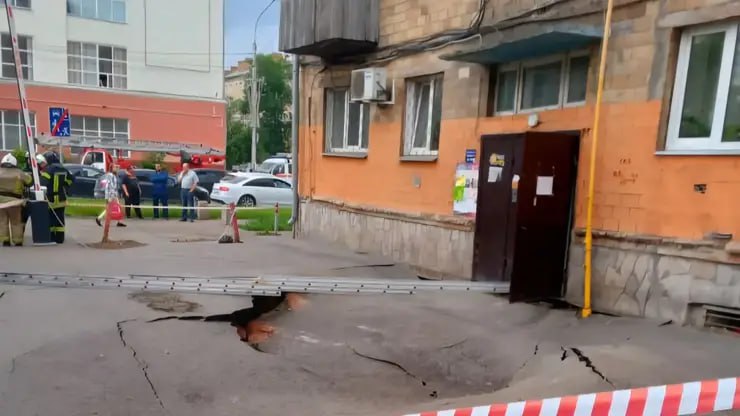 В Красноярске дом на Бограда признали аварийным и подлежащим сносу Многоквартирный дом по адресу Бограда 114 в Красноярске официально признан аварийным и подлежащим сносу Решение межведомственной комиссии было принято 14 августа документ подписал руководитель департамента городского хозяйства и транспорта Дмитрий Безруких В мэрии распоряжение пока никак не прокомментировали Фото мэрия Красноярска   Подписаться на sibnovosti ru предложить новость
