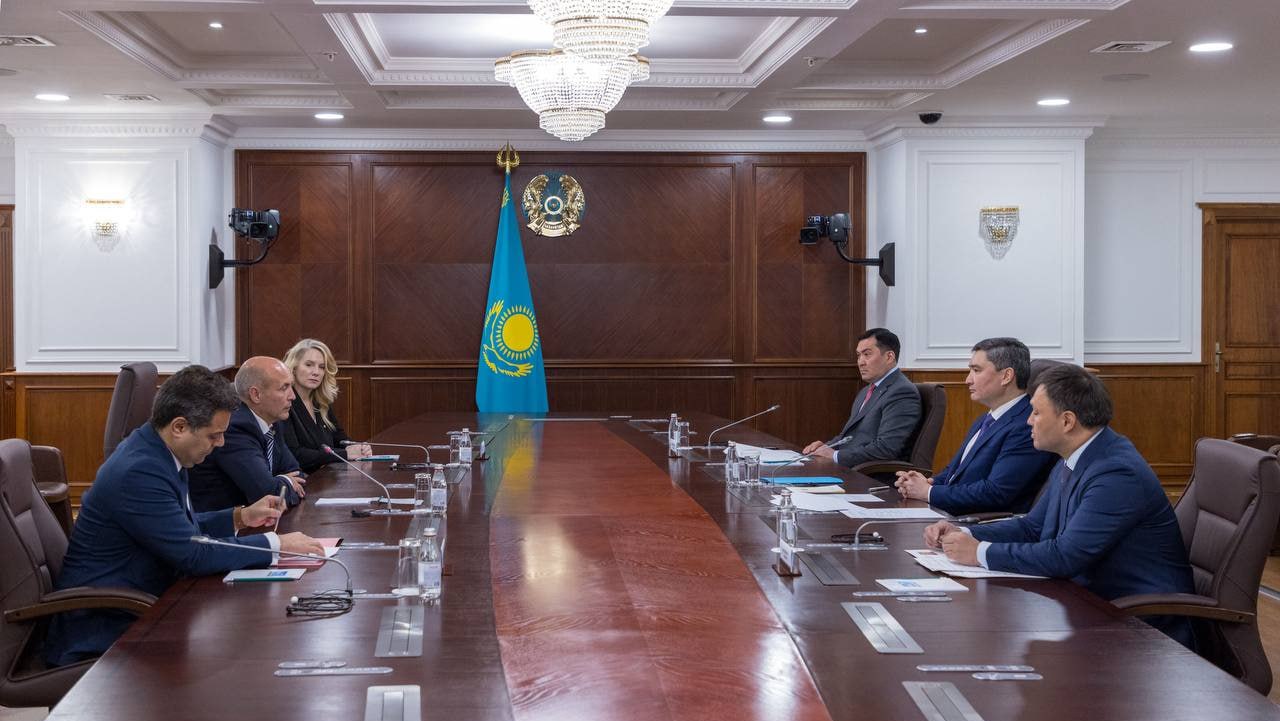 Премьер-министр Казахстана Олжас Бектенов обсудил с главой подразделения разведки и добычи Shell Питером Костелло реализацию нефтегазовых проектов. Внимание в ходе встречи также было уделено строительству газоперерабатывающего завода мощностью 4 млрд м³ в год на Карачаганакском месторождении. Обсуждены также работы по освоению месторождения Кашаган. Сторонами рассмотрены планы по ускорению реализации этапов 2A и 2B, предполагающих строительство ГПЗ мощностью 2,5 млрд м3 в год и освоение новых участков. Премьер-министр выразил готовность правительства Казахстана к дальнейшему взаимовыгодному сотрудничеству. Shell реализует в Казахстане ряд крупных инициатив в нефтегазовой сфере, включая участие в проектах КТК, Северного Каспия, на Карачаганаке, модернизацию установки на ПНХЗ для выпуска зимнего дизельного топлива, а также геологоразведочные и научные исследования недр.