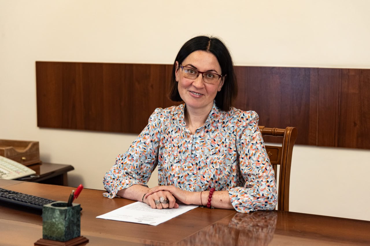 Анна Воронина стала врио ректора Воронежского ГАУ Сегодня министр сельского хозяйства Воронежской области Алексей Сапронов представил коллективу Воронежского аграрного университета Анну Александровну Воронину временно исполняющую обязанности ректора вуза Министр отметил что Анна Александровна незаурядный человек имеющий огромный опыт в работе с органами власти и коммерческими структурами Алексей Сапронов выразил уверенность что дальнейшие успехи ВГАУ продолжатся будущие специалисты для отрасли получат качественное образование и будут востребованы как в воронежских так российских предприятиях АПК и научных организациях Вместе с тем Алексей Фёдорович поблагодарил прежнего ректора Александра Владимировича Агибалова и вручил Почетную грамоту министерства сельского хозяйства Воронежской области за плодотворное сотрудничество большой личный вклад в подготовку высококвалифицированных специалистов для агропромышленного комплекса Под его руководством университет стал победителем федерального проекта Передовые инженерные школы Была создана передовая инженерная школа Агроген направленная на обучение генетиков и селекционеров по индивидуальным образовательным траекториям и запросам агробизнеса Александр Владимирович продолжит работу в университете на должности заведующего кафедрой финансов и кредита Фото пресс службы Воронежского ГАУ агрообразование ВоронежскийГАУ
