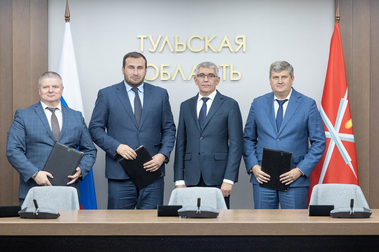 Единым фронтом на тульских предприятиях внедрят стандарт поддержки участников СВО со стороны работодателей Сегодня состоялось подписание допсоглашения к областному трехстороннему соглашению между Правительством Тульской области Тульской Федерацией профсоюзов и Тульским областным Союзом работодателей Уверен что абсолютное большинство руководителей предприятий и организаций осознают важность поставленной задачи и активно будут внедрять в свою работу положения Стандарта сказал Дмитрий Миляев В региональный стандарт мер поддержки работников участников СВО и их семей со стороны работодателей вошло порядка 30 мер поддержки финансовая помощь и улучшение жилищных условий организация отдыха и оздоровления медицинское сопровождение корпоративные пенсионные программы Глава региона подчеркнул что положения Стандарта разрабатывались с учетом предложений самих ветеранов и обратной связи от них Напомним что сейчас в регионе действует 74 меры соцподдержки для участников СВО и членов их семей работает центр Герой 71 и реализуется одноименный проект Все это помогает ветеранам спецоперации и их семьям реализовать свой потенциал и адаптироваться к мирной жизни