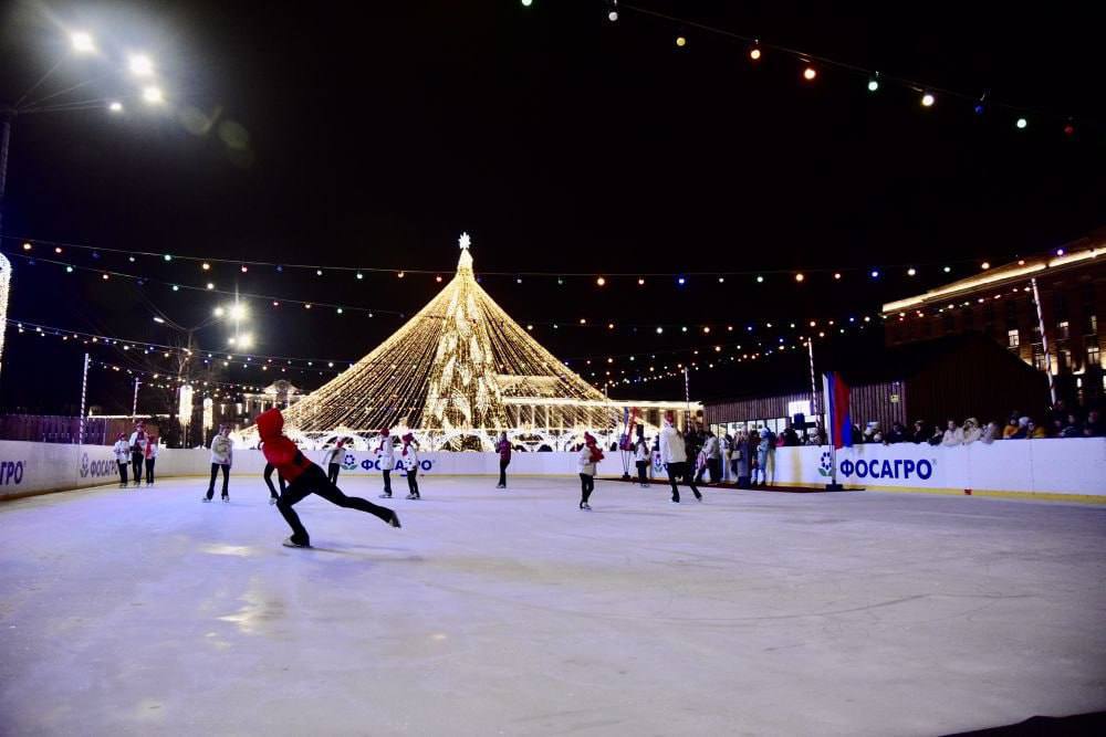 Стало известно когда пройдет открытие катка на площади Ленина в Орле Мэр Орла Юрий Парахин заявил что 26 декабря в 10 00 пройдёт традиционный Парад Дедов Морозов и Снегурочек В этот же день в 17 00 торжественно откроют каток на площади Ленина Читайте нас в MAX Подписаться на канал
