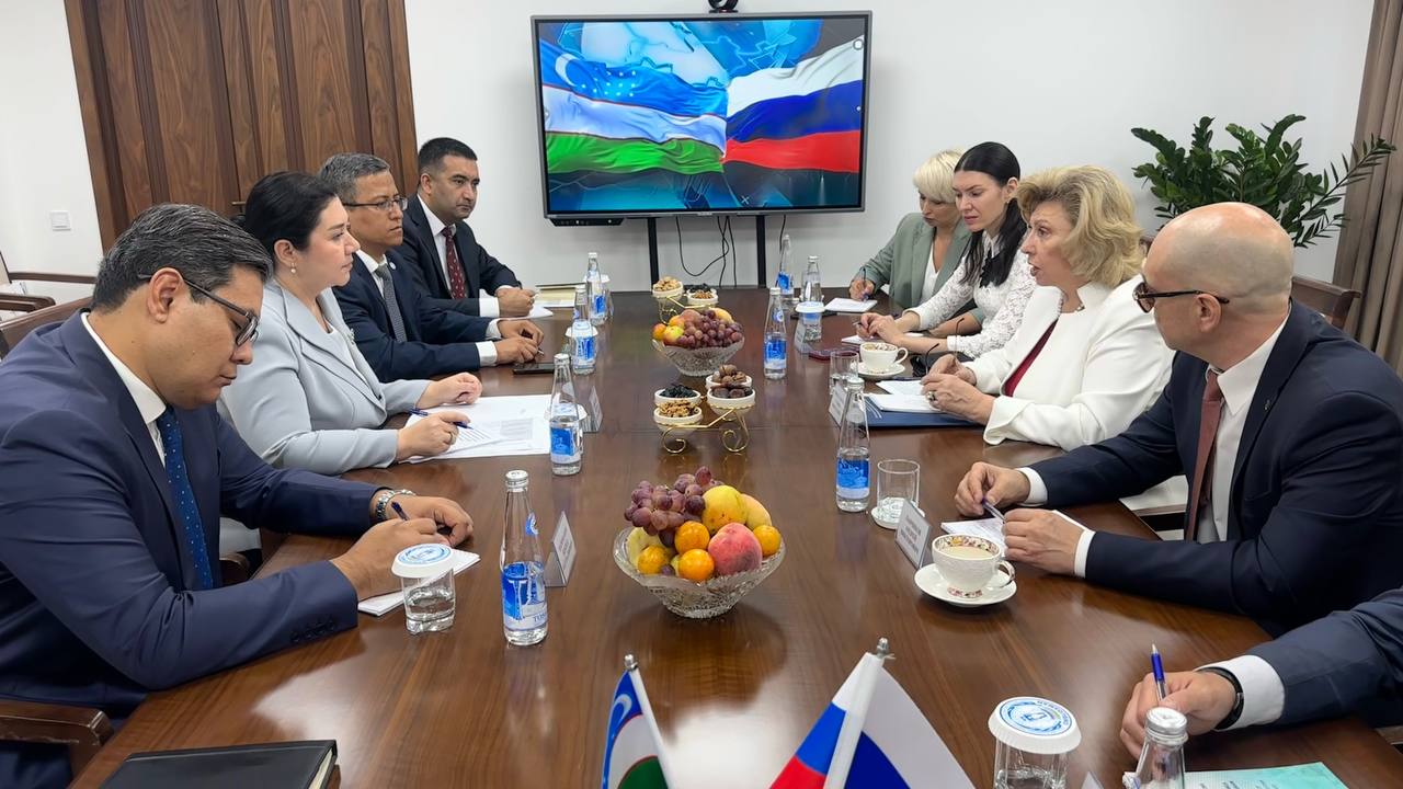 Уполномоченные по правам человека Узбекистана и России провели встречу в Ташкенте. Феруза Эшматова и Татьяна Москалькова обсудили защиту прав мигрантов, пресечение случаев пыток, а также обеспечение прав человека в пенитенциарных учреждениях. В ходе встречи стороны также рассмотрели обращения граждан: во втором квартале 2025 года омбудсману РУз поступило 38 обращений из РФ, российскому - 7 из Узбекистана. Большинство вопросов решили положительно.