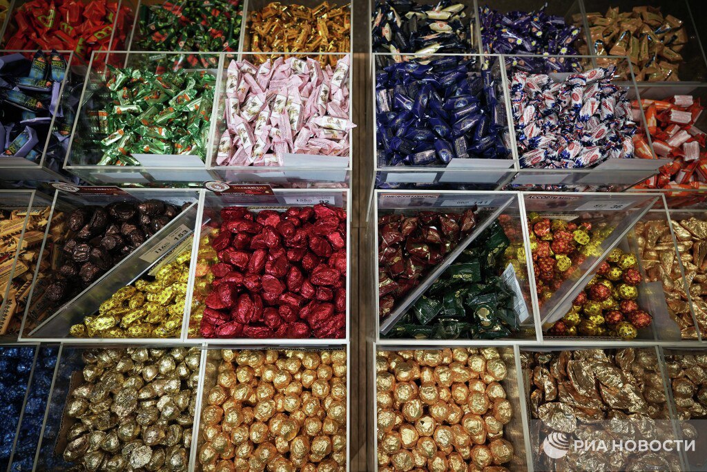 Детям можно есть не более трех конфет в день предупредили врачи Лучше после основного приема пищи а не между ними После сладкого желательно прополоскать рот водой При этом лучше всего давать сладости не каждый день а 2 3 раза в неделю Подписаться на РИА Новости