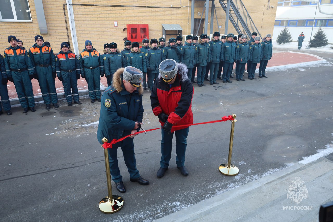 Новое здание появилось в Главном управлении МЧС России по Забайкальскому краю   19 февраля в Главном управлении МЧС России по Забайкальскому краю состоялось торжественное открытие административно-хозяйственного здания после масштабной реконструкции. Обновленное строение предназначено для размещения пожарно-технического вооружения и обеспечения оперативного реагирования сотрудников специализированной пожарно-спасательной части и аэромобильной группировки. Открыл торжественное мероприятие начальник Главного управления пожарной охраны МЧС России Валентин Нелюбов.  «Определены все те условия для нашей оперативной работы на все вызовы в зоне ответственности. Я хочу, чтобы новые условия позволили нам еще лучше выполнять поставленные задачи. А главная задача одна – оперативно и своевременно выехать и оказать помощь забайкальцам», - отметил начальник Главного управления МЧС России по Забайкальскому краю Николай Басов.   Ввод в эксплуатацию нового здания значительно повысит оперативность реагирования как на прикрытие от пожаров Читы и Читинского района, так и на ликвидацию ЧС природного и техногенного характера на территории региона.