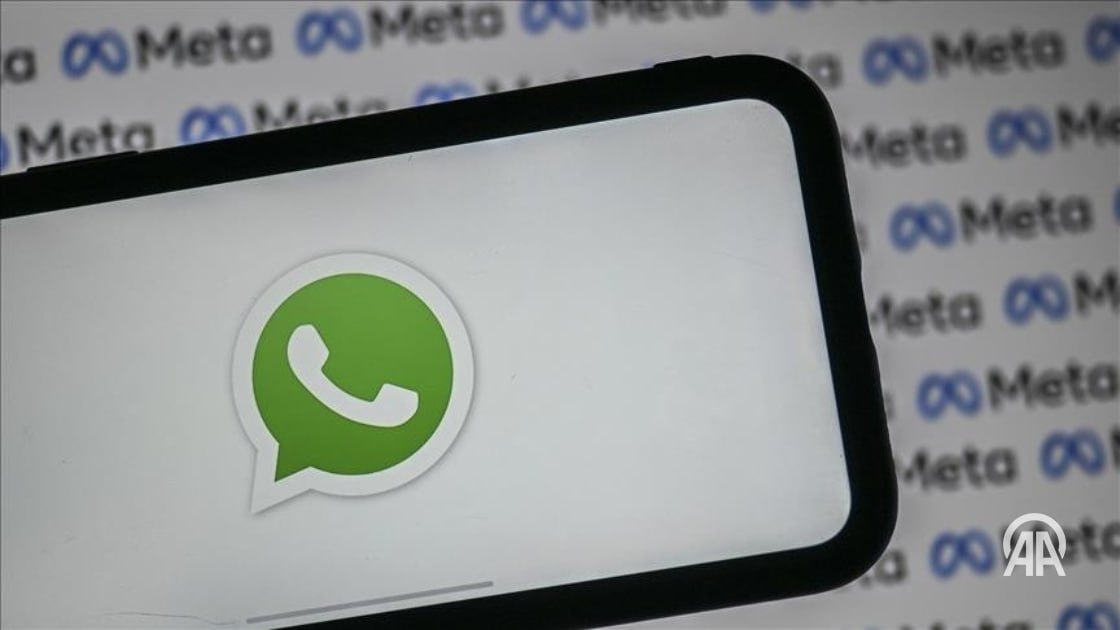 Экс глава службы безопасности WhatsApp подал иск против Meta из за риска для данных пользователей Бывший руководитель службы безопасности WhatsApp мессенджера принадлежащего американской корпорации Meta подал иск против компании обвинив ее в игнорировании уязвимостей в системе безопасности и конфиденциальности которые ставят под угрозу миллиарды пользователей по всему миру Как сообщает New York Times NYT бывший руководитель службы безопасности WhatsApp Аттаулла Байг обратился в Северный окружной суд Калифорнии с иском против Meta которая неоднократно фигурировала в новостях из за проблем с кибербезопасностью Подробнее на нашем сайте v aa com tr 3681958 24 7 в сутки с Агентством Анадолу
