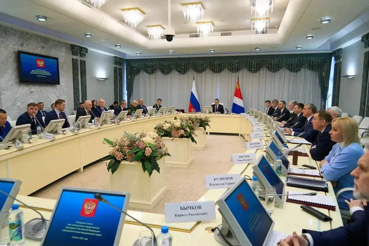 Василий Орлов доложил Юрию Трутневу о готовности Приамурья к паводковому и пожароопасному периодам Вопрос сокращения ущерба от природных катаклизмов обсудили на совете ДФО Необходимо быть готовыми к погодным изменениям В целом ряде районов округа наблюдается активное развитие весеннего половодья В ближайшее время реки начнут освобождаться ото льда Высока вероятность образования заторных явлений на реках Республики Бурятия Забайкальского Камчатского и Хабаровского краев Амурской области Еврейской автономной области В Якутии на контроле находятся 59 затороопасных участков Необходимо организовать непрерывный мониторинг гидрологической обстановки объективный прогноз паводковой ситуации и своевременную реализацию мер по предупреждению наводнений отметил Юрий Трутнев В ДФО проводятся превентивные мероприятия дноуглубительные и берегоукрепительные работы расчистка и спрямление русел рек По прогнозам синоптиков текущей весной серьезных паводков в регионе не ожидается Подтопления территорий возможны летом для защиты жителей области разработан и реализуется комплекс мер В частности в регионе планируется обследование 22 действующих гидротехнических сооружений малых водохранилищ аварии на которых могут привести к возникновению ЧС Ведется строительство дамбы в районе села Владимировка в настоящее время ее готовность составляет 80 Будут продолжены работы по расчистке и углублению русла реки Большой Невер в границах города Сковородино что предотвратит ее розливы С 20 марта по 4 апреля на Верхнем Амуре и Правом Уркане проведены превентивные взрывные работы для ослабления льда В случае возникновения паводков готовы привлечь свыше 8500 человек и порядка 2450 единиц техники включая плавающие транспортеры для устранения последствий доложил губернатор Амурской области Василий Орлов Пожароопасный сезон открыт в 6 дальневосточных регионах в 63 муниципалитетах введен особый противопожарный режим С начала года зафиксировано 170 природных пожаров причиной 69 является нарушение населением правил пожарной безопасности в лесах В текущем году объем финансирования из федерального бюджета выделенный на охрану лесов от пожаров в Амурской области превысил 940 миллионов рублей Выражаю благодарность за дополнительные средства в размере 380 миллионов предназначенные на укрепление пожарных авиаотделений Благодаря им в регионе был увеличен штат парашютно десантной пожарной службы в Зейском и Мазановском округах Обширная площадь данных территорий их сложный рельеф затрудняют тушение возгораний наземными службами Пожароопасный сезон открыт в большинстве муниципалитетов региона Ситуация контролируемая поделился Василий Орлов Подводя итоги обсуждения Юрий Трутнев обратил внимание глав регионов на принятие превентивных мер в необходимом объеме Надо сделать все необходимое чтобы минимизировать ущерб от природных катаклизмов а лучше предупредить чрезвычайные ситуации природного характера подытожил полпред Президента в ДФО Подписывайтесь на новости Амурской области в МАХ