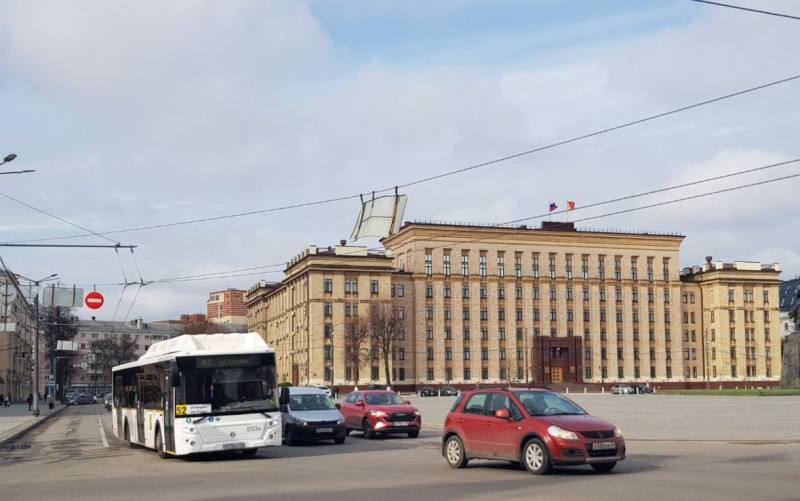 В Воронеже изменится несколько маршрутов общественного транспорта В управлении транспорта Воронежа прошло очередное заседание, на котором обсуждались изменения в муниципальных маршрутах общественного транспорта. Первым на повестке дня стал маршрут №14, который вернется к своей прежней схеме движения. Ранее этот маршрут был продлен в тестовом режиме до микрорайона Таврово, но из-за низкого пассажиропотока на этом направлении было решено вернуть его к обслуживанию больницы №8. Следующим пунктом обсуждения стал маршрут №58, который соединяет улицу Мало-Терновую с гипермаркетом «Линия». Также было принято решение о продлении маршрута №51, который соединяет улицу Острогожскую с ТРЦ «Московский проспект». Предложенные изменения согласованы комиссией, в состав которой входят сотрудники управления транспорта, представители Единого оператора городских пассажирских перевозок, ГАИ, а также члены общественности и ТПП.