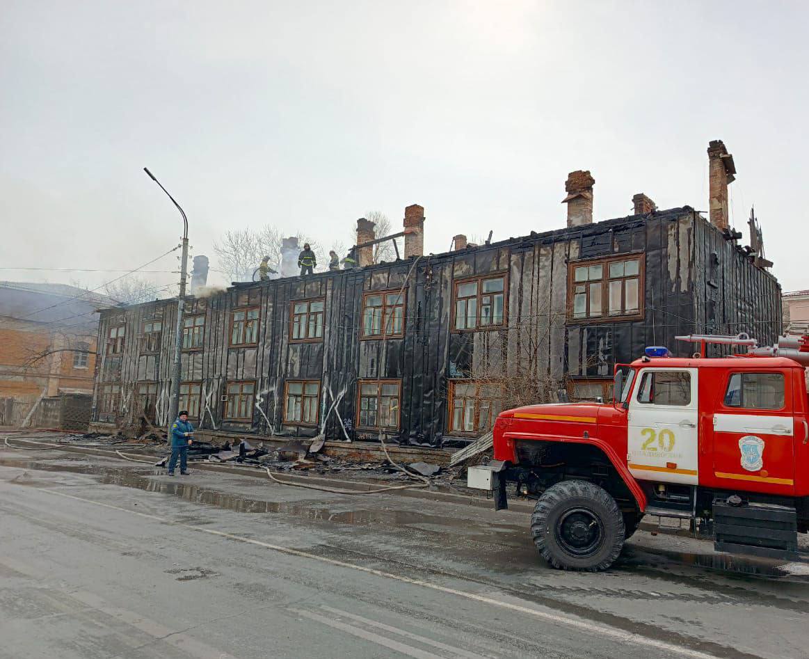 Жильцов сгоревшего на Борисенко дома расселят    Пять человек уже направлены в пункт временного размещения. В ближайшее время всем пострадавшим выделят помещения для временного проживания.   МЧС, полиция, прокуратура и администрация города продолжают работать на месте пожара.   Источник: