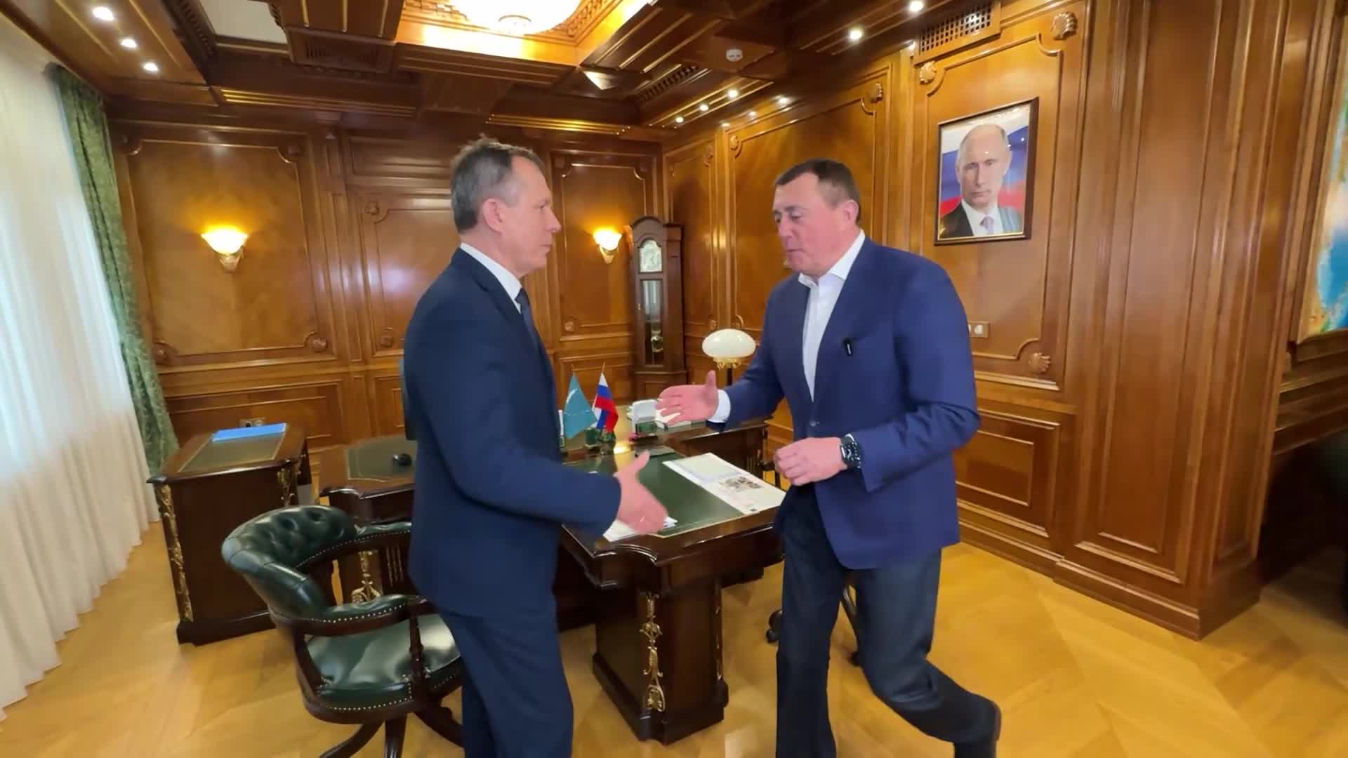 Губернатор и мэр Холмска обсудили планы благоустройства и социально-экономическое развитие
