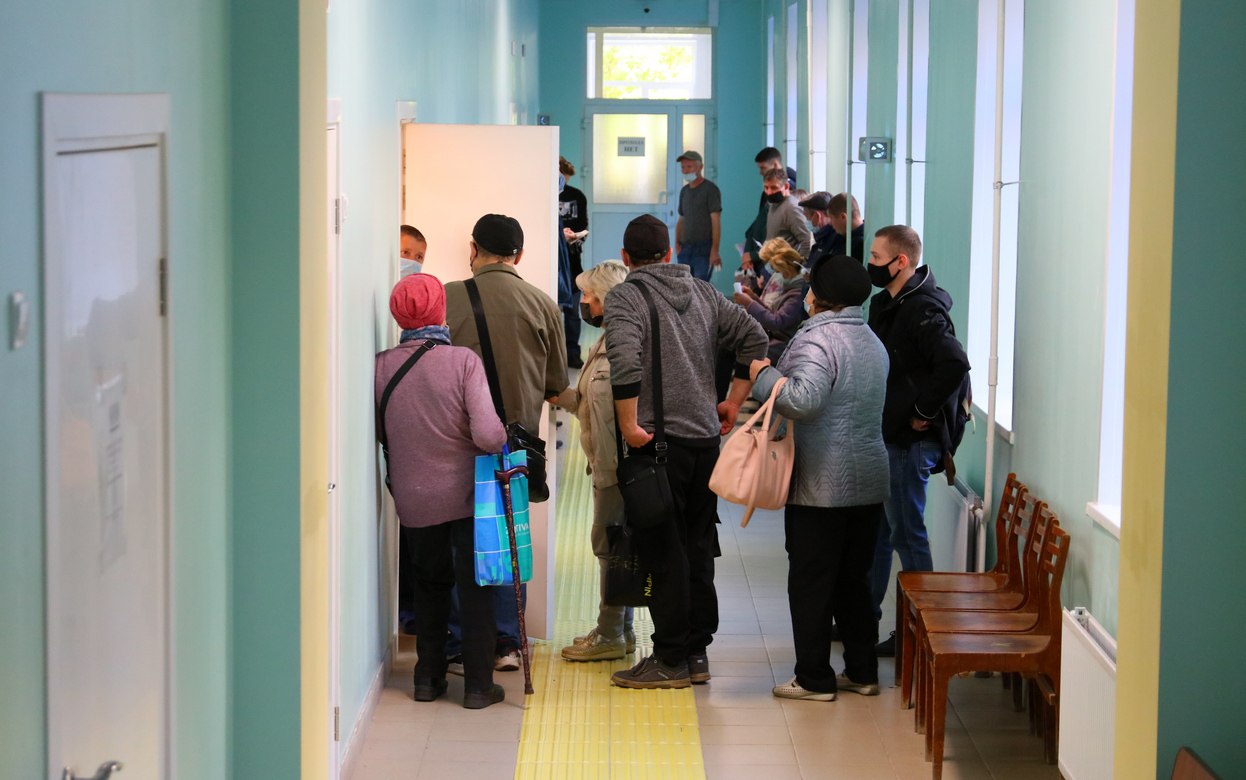 Оценка пациентов Удмуртия вошла в число аутсайдеров рейтинга регионов России по удовлетворенности пациентов медицинской помощью сообщает Коммерсантъ со ссылкой на данные более 1 1 млн отзывов размещенных на портале ПроДокторов в 2025 году В Удмуртии средний рейтинг по отзывам пациентов государственных и частных клиник составил 4 04 по 5 балльной шкале По этому показателю регион разделил 3 е место с конца с Липецкой областью Хуже цифры оказались только в Вологодской области 4 02 и Дагестане 4 01 Отмечено что такой результат достигнут за счет негативных отзывов пациентов госбольниц Антилидеры регионы с провальными отзывами на учреждения государственной медицины Это Дагестан 3 19 Владимирская 3 37 Иркутская области 3 45 Удмуртия 3 40 За счет высоких оценок частного сектора этот провал компенсируется в общем зачете 4 75 4 85 говорится в сообщении Лидерами стали Севастополь 4 81 Тюменская область 4 76 и ХМАО 4 57 Подписаться на нас Telegram MAX