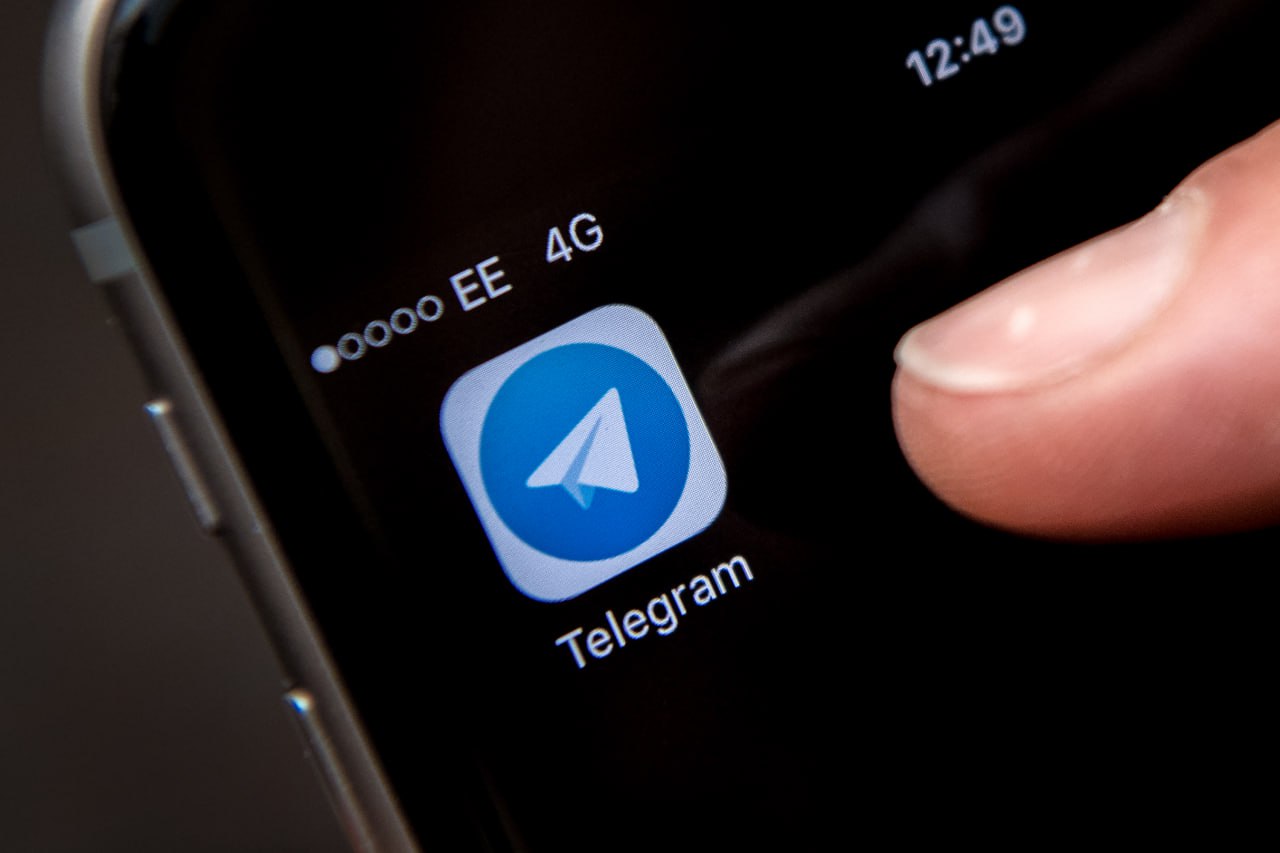 Власти продолжают обсуждать возможную блокировку мессенджера Telegram, создавая вокруг этой темы неоднозначную атмосферу. Депутаты Госдумы выступают с противоречивыми заявлениями о будущем платформы.  Накануне замглавы ИТ-комитета Госдумы Андрей Свинцов отметил, что на данный момент оснований для блокировки Telegram нет, но такой сценарий возможен.    «Если Telegram по какой-либо причине перестанет соблюдать российское законодательство, к нему могут быть применены санкции. Однако сейчас, на мой взгляд, мессенджер практически полностью соответствует требованиям закона», — пояснил парламентарий.    При этом Свинцов подчеркнул, что в случае нарушений меры, вплоть до блокировки, теоретически возможны.    «Да, теоретически это реально», — добавил он.  В свою очередь, председатель комитета Госдумы по информационной политике Сергей Боярский заявил, что власти намерены ужесточить подход к иностранным мессенджерам, игнорирующим российские законы. По его словам, до сих пор государство избегало резких шагов, чтобы не создавать неудобств пользователям. Однако с появлением отечественной альтернативы ситуация изменилась. При этом полного запрета Telegram и WhatsApp не планируется — власти заинтересованы в диалоге с их представителями.   Эти обсуждения проходят на фоне запуска российского мессенджера MAX, поддержанного на самом высоком уровне. Ожидается, что к осени в MAX, который уже сейчас почти полностью копирует Telegram, добавят функцию создания каналов. Многие считают, что с момента запуска MAX  если оно будет успешным  можно начинать отсчет до блокировки популярных иностранных мессенджеров.    Подпишитесь на «Иркутск политический»