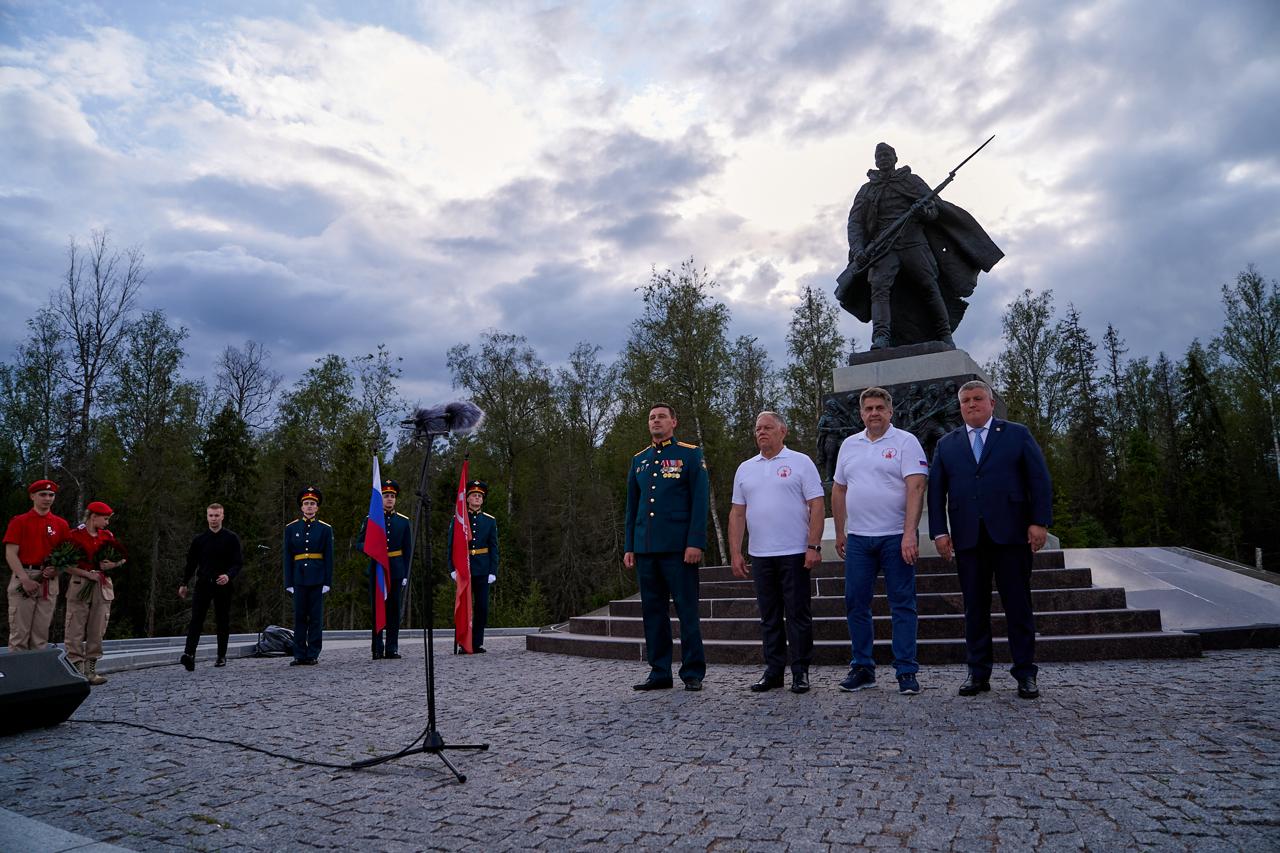 Участники автопробега «Дорога жизни. Дорога мужества. Дорога Победы» возложили цветы к памятнику Погибшим при защите Отечества на М11 18 июня в Санкт-Петербурге был дан старт автопробегу «Дорога жизни. Дорога мужества. Дорога Победы». Он организован Министерством транспорта РФ, Федеральным дорожным агентством и Государственной компанией «Автодор» и посвящен 80-летию Победы в Великой Отечественной войне. Автопробег пройдет по знаковым местам боевой славы в России и Республике Беларусь. Маршрут пролегает через трассы М11 «Нева», М10 «Россия», Р132 «Золотое кольцо», М1 «Беларусь». Во время войны территории, где сейчас проходят эти дороги, становились ареной ожесточённых боёв, объектами бомбардировок и стратегическими направлениями наступлений. Участники пробега почтут память героев войны – солдат Красной армии и воинов-дорожников, сыгравших важную роль в Победе в Великой Отечественной войне. В первый день автопробега его участники посетили одну из ключевых точек – памятник Погибшим при защите Отечества на 563-м км трассы М11 «Нева», установленный на месте массового захоронения бойцов, найденных в ходе поисковых работ. Здесь состоялся митинг и торжественная церемония возложения цветов. В мероприятии приняли участие врио губернатора Новгородской Александр Дронов и участник программы «Время героев» Николай Сергиенко.