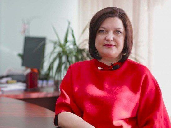 Осужденная за взятки чиновница поедет на СВО санитаркой Суд установил что бывшая глава иркутского предприятия автодорог Юлия Гордина в 2020 году дважды получила от подрядчика из Краснодарского края 3 5 млн рублей за помощь в заключении госконтракта Несмотря на то что программа разработанная подрядчиком не соответствовала техническому заданию Гордина распорядилась перевести фирме 39 млн рублей которые впоследствии были похищены 51 летнюю чиновницу приговорили к 12 годам колонии общего режима Теперь как пишут СМИ она решила пройти службу по контракту 28 октября Гордина должна была явиться в пункт отбора и отправиться зону СВО в качестве санитарки