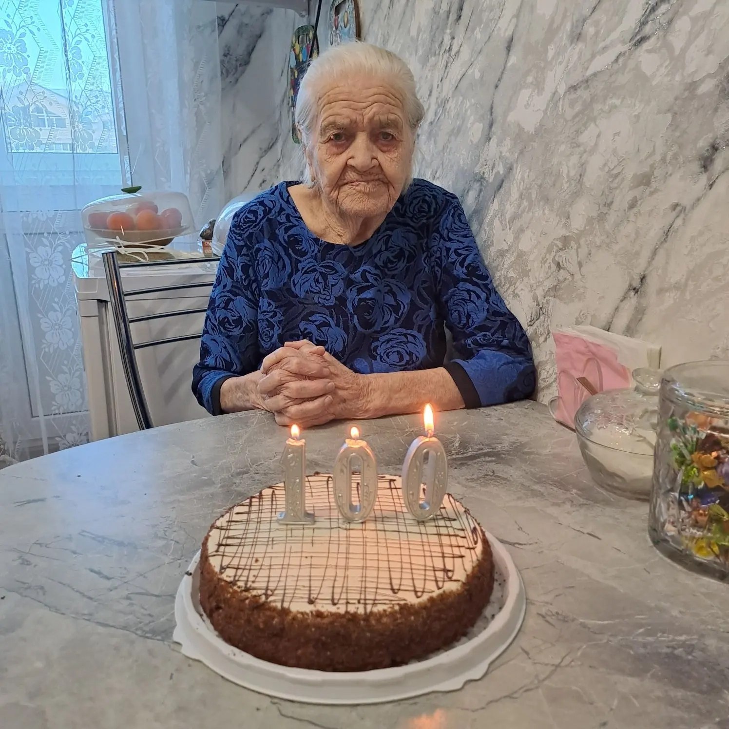 В Вологодском округе 100 летний юбилей отметила жительница деревни Васнево Валентина Сергеевна Русанова В свой столетний юбилей Валентина Сергеевна принимала поздравления от большой семьи у многодетной матери пятеро детей десять внуков и четырнадцать правнуков Родилась она в деревне Брюхово Беловского сельсовета в многодетной семье Быстроумовых в конце января 1926 года Детство её пришлось на лихолетье настоящего детства почти не знала Как старшая в семье с малых лет трудилась за троих успела окончить лишь четыре класса Когда началась война Вале исполнилось пятнадцать Отец ушёл на фронт и ей пришлось стать опорой для матери и младших братьев и сестёр Зимой тяжёлая работа на лесоповале с весны до поздней осени изнурительный труд в поле Работать в полную силу пришлось и после войны поднимая разрушенное хозяйство и воспитывая своих пятерых детей А выйдя на заслуженный отдых ещё около двадцати лет плела мерное кружево на заказ Таких как она по праву называют великими труженицами Вологда Регион 35ТВ в MAX