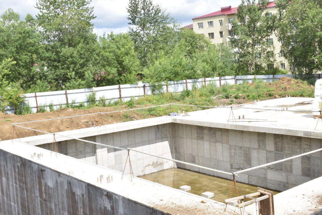 Реконструкция водозабора в Смирных продолжается  Продолжаются масштабные работы по реконструкции водозабора.  Продолжается демонтаж существующих сооружений. Выполнены работы по устройству резервуаров чистой воды и бетонные работы фундаментной части станции второго подъема.  В настоящий момент выполняются работы по устройству внутри площадочных инженерных сетей и планируют приступить к работе по устройству ограждения, и наружных сетей электроснабжения.  Важно помнить, что все изменения делаются на благо жителей и создание комфортных условий жизни. Мы стремимся обеспечить вас надежным и качественным водоснабжением в будущем.  Проект удалось реализовать благодаря значительной поддержке губернатора Сахалинской области Валерия Лимаренко. Его постоянное внимание к вопросам водоснабжения способствует эффективной модернизации коммунальных сетей и воплощению значимых для региона инициатив.