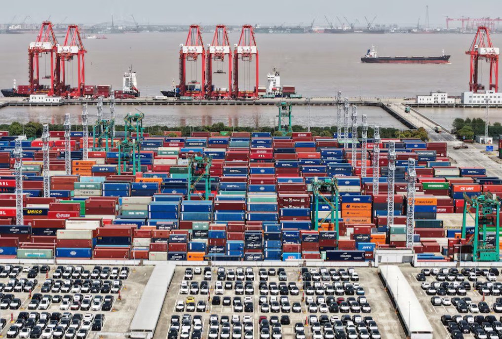 США заявили что Канада пожалеет о решении разрешить китайским электромобилям выйти на свой рынок Представители администрации Трампа заявили что Канада пожалеет о своем решении разрешить Китаю импортировать до 49 000 китайских электромобилей и что этим автомобилям не будет разрешен ввоз в Соединенные Штаты Думаю они оглянутся назад и наверняка пожалеют о принятом решении вывести китайские автомобили на свой рынок заявил министр транспорта США Шон Даффи на мероприятии с другими представителями правительства на заводе Ford в Огайо посвященном усилиям по снижению стоимости автомобилей   В 2024 году Канада ввела 100 процентные пошлины на китайские электромобили следуя примеру США Однако недавний шаг Канады по разрешению производства электромобилей вызвал в США опасения что это может помочь Китаю расширить свое присутствие в Северной Америке даже несмотря на то что Вашингтон занимает все более жесткую позицию в отношении канадских автомобилей и комплектующих   Торговый представитель США Джеймисон Грир заявил что ограниченное количество автомобилей не повлияет на экспорт автомобилей американскими автомобильными компаниями в Канаду Я не ожидаю что это нарушит поставки американских автомобилей в Канаду сказал он Эти автомобили поедут в Канаду они не попадут сюда Источник Reuters chinastocksnet Если полезно поставьте лайк Китай США Канада Навигация по каналам  Акции  Облигации  Китай  Трейдинг  Новости  Клуб