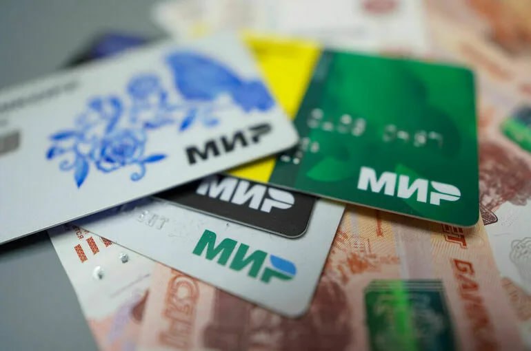 Выдачи кредитных карт в России в мае снизились ниже одного миллиона — впервые с первого квартала 2021 года, рассказали в «Скоринг бюро». Россияне в конце весны оформили всего 986 тыс. «кредиток», что в 2,3 раза меньше уровня аналогичного периода прошлого года и на 3,7% — предыдущего месяца. «В последний раз подобные объемы выдачи кредитных карт встречались в первом квартале 2021 года, что являлось временным снижением. Тогда как на уровне до 1 млн единиц в месяц выдачи кредитных карт находились вплоть до третьего квартала 2020 года, после чего объем выдаваемых карт стабильно превышал 1 млн единиц», — отметили в «Скоринг бюро». Средний лимит по кредитным картам в России в мае вырос в месячном выражении на 1,6%, в годовом — на 5,7%, составив ₽107,2 тыс. Несмотря на небольшой рост, новым «кредиткам» еще далеко до исторического максимума октября прошлого года в ₽112,9 тыс. В результате общий объем выданных кредитных средств по картам снизился в мае до $105,7 млрд против $108 млрд в апреле и $226,1 млрд в мае прошлого года. По мнению экспертов, снижение объемов выдачи кредитных связано как с падением спроса, так и возможным ростом риска по данному виду кредитов. Так, доля кредитных карт с просроченной более полугода задолженностью по итогам мая 2025 года превысила 15%, чего не встречалось за период с начала 2020 года, отмечают эксперты. Ранее стало известно, что российские банки стали жестче относиться к клиентам, которые пользуются кредитками только в беспроцентный период — некоторым из них снижают лимиты или блокируют расходные операции, вынуждая уходить в другие финансовые организации. Кредитные карты с задолженностью имеют 6,4% россиян, следует из Всероссийского обследования домохозяйств по потребительским финансам, проведенного ЦБ.