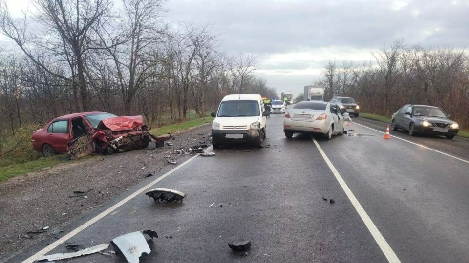 Массовое смертельное ДТП на севере Крыма возбуждено уголовное дело СИМФЕРОПОЛЬ 2 дек РИА Новости Крым Прокуратура Крыма взяла на контроль ход расследования уголовного дела по факту массового ДТП со смертельным исходом которое произошло накануне в Джанкойском районе Об этом сообщили в пресс службе надзорного ведомства Авария произошла в понедельник утром на автодороге Р 280 Новороссия вблизи села Новостепное В ведомстве установили что 1 декабря 2025 года водитель автомобиля Mitsubishi двигаясь по автодороге Новороссия выехал на встречную полосу где столкнулся с автомобилем Geely который после удара отбросило на Citroen В результате происшествия пострадали три человека находившихся в автомобилях Geely и Mitsubishi от полученных травм в учреждении здравоохранения скончался Подробнее