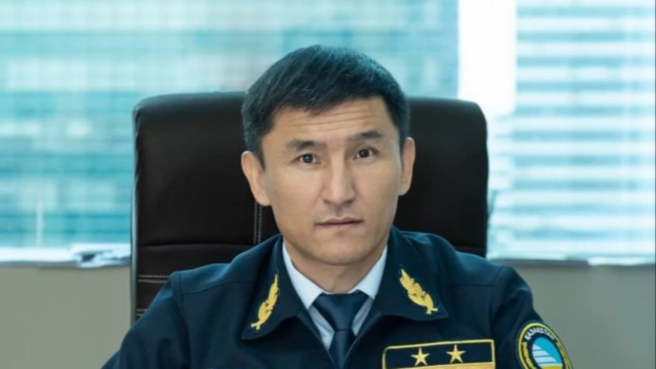Матерящийся замгендиректора КТЖ Грузовые перевозки получил повышение Асана Умбетова назначили гендиректором председателем правления КТЖ Грузовые перевозки Запомнили его после того как в соцсетях опубликовали видео в котором Умбетов тогда ещё заместитель гендиректора по локомотивному хозяйству в крайне эмоциональной форме и с обильным использованием нецензурной лексики общался с сотрудниками Тогда за него заступился глава КТЖ Талгат Алдыбергенов заявив что Умбетов просто болеет душой за компанию Якобы кричал он не просто так а ругал подчинённых за серьёзные нарушения А теперь он поднялся по карьерной лестнице Матерящихся сотрудников компаний и чиновников в последнее время было много Одному из них Аскару Можанову объявили строгий выговор Фото КТЖ t me orda kz