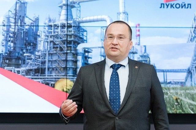 ООО «ЛУКОЙЛ-Нижегороднефтеоргсинтез»  нефтеперерабатывающий завод ПАО «ЛУКОЙЛ», Кстово  возглавил Сергей Андронов. До назначения Андронов возглавлял ООО «ЛУКОЙЛ-Пермнефтеоргсинтез». Ранее нижегородским НПЗ руководил Андрей Богданов. Представитель «ЛУКОЙЛ-Нижегороднефтеоргсинтеза» пояснил, что назначение является плановой ротацией руководства и не связано с поломками оборудования на заводе.