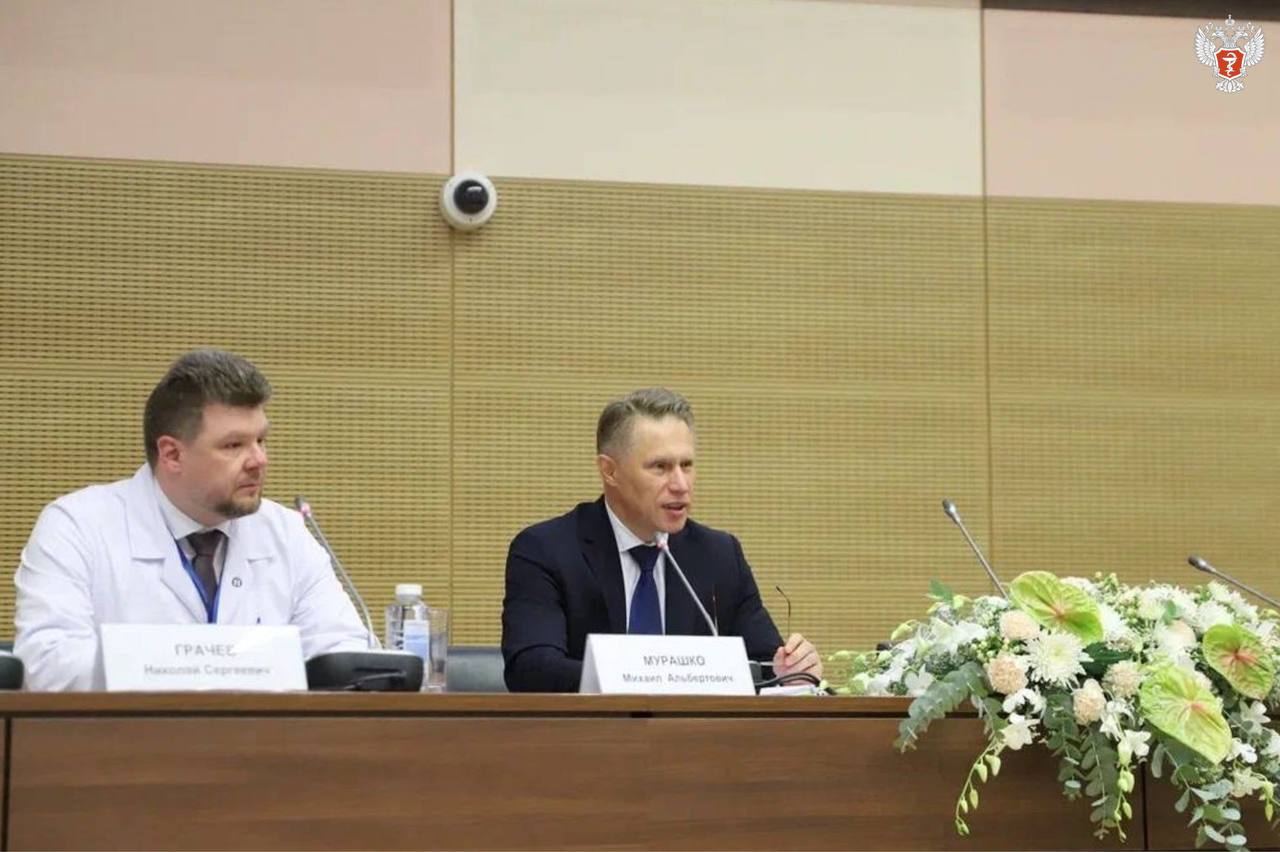 Михаил Мурашко: Смертность детей в России снизилась более чем в два раза Об этом сообщил министр здравоохранения РФ Михаил Мурашко на встрече со студентами педиатрических факультетов в НМИЦ детской гематологии, онкологии и иммунологии им. Д. Рогачева Минздрава России. — За последнее десятилетие более чем в два раза произошло снижение смертности детей в возрасте до 17 лет на 100 тыс. соответствующего возраста. И это касается практически всех возрастных категорий, — заявил министр. Михаил Мурашко отметил, что ведется глобальная работа по модернизации инфраструктуры детского здравоохранения. — 21 детская больница построена за последнее время, 8 объектов продолжают строительство. Это крупные инфраструктурные проекты, дорогостоящие, которые впитывают в себя самые современные технологи, — сказал глава Минздрава России. Также развивается инфраструктура амбулаторно-поликлинического звена, создаются и модернизируются перинатальные центры, расширяется сеть женских консультаций. В рамках нового нацпроекта «Семья» запланировано: Открытие более 330 женских консультаций; Переоснащение 142 перинатальных центров. — В стране сегодня все развивается и делается для сохранения беременности, сохранения жизни новорожденного и поддержания здоровья на протяжении всей жизни, — подчеркнул глава Минздрава России. #ЗдоровьеДетей #Модернизация