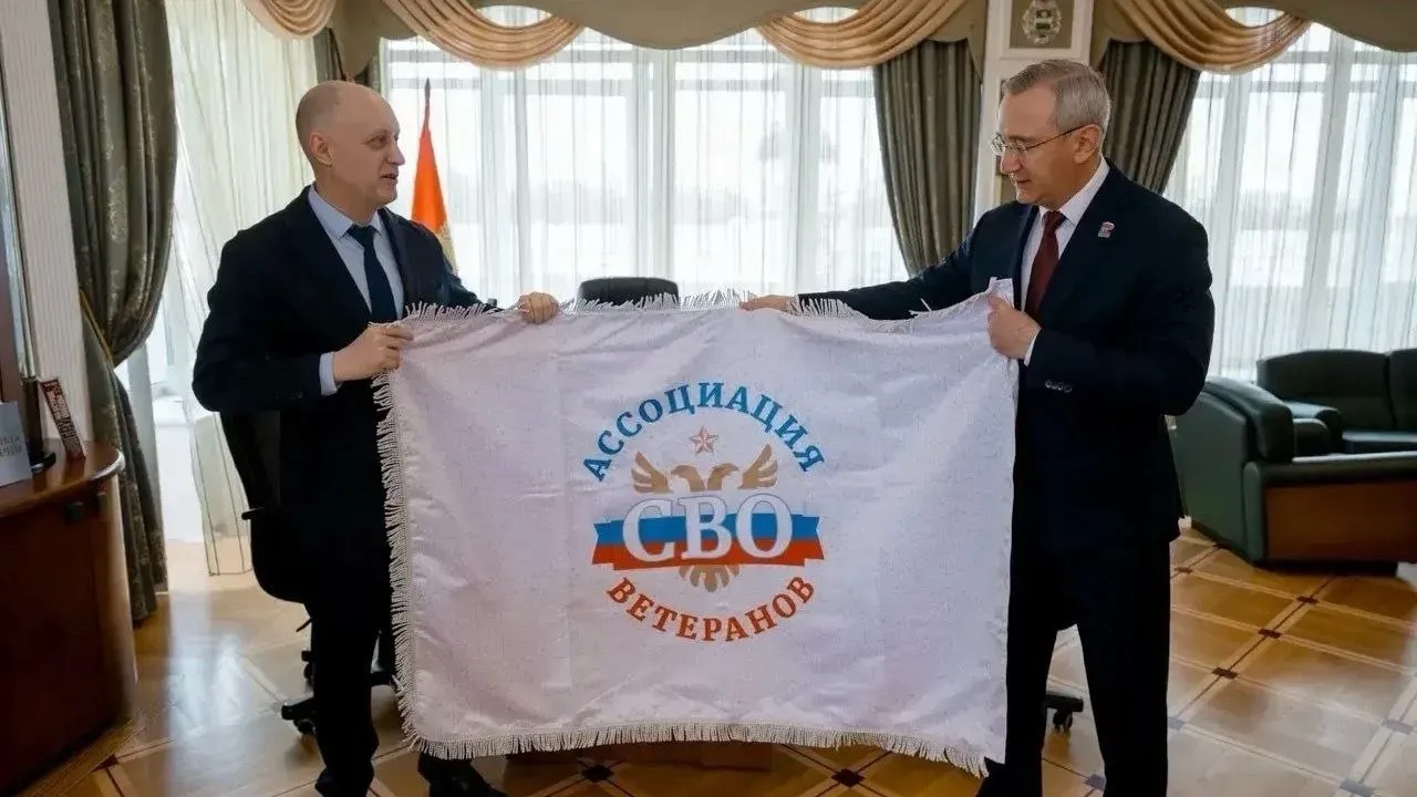 Ветеран СВО Дмитрий Афанасьев баллотируется в Госдуму Губернатор Владислав Шапша как секретарь регионального отделения это решение поддержал На рабочей встрече глава региона и участник СВО обсудили уже реализованные проекты и те над которыми еще предстоит работать Дмитрий Александрович родился в Людиново Много лет отдал педагогике Не раз избирался в сельскую и районную думы второй созыв является депутатом Заксобрания области рассказал Шапша Добровольцем ушел на фронт служил в легендарном батальоне Спарта После возвращения домой возглавил региональный филиал фонда Защитники Отечества Сейчас исполнительный директор Ассоциации ветеранов СВО Принципиально и настойчиво отстаивает интересы калужан защитников Родины и их семей Впереди большая работа Уверен при поддержке жителей области Дмитрию Александровичу она по плечу Наш канал в MAX   max ru id4025080502 biz