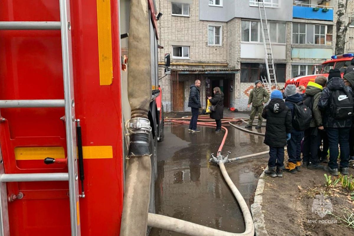 Во Владимирской области школьник помог женщине выбраться из горящей квартиры    19 ноября в Муроме школьник седьмого класса вызвал пожарных и помог испуганной женщине выбраться из горящей квартиры. Несмотря на его смелость, трагедия закончилась гибелью 15-летней девушки, вдохнувшей опасный дым.  ↗  Прислать новость   Подписаться