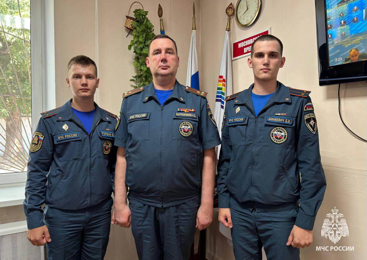  Молодые специалисты пополнили ряды подразделений Главного управления МЧС России по ЕАО Два молодых офицера прибыли на службу в подразделения Главного управления МЧС России по Еврейской автономной области и были представлены личному составу. Два лейтенанта внутренней службы Владимир Турбин и Даниил Шинкевич окончили Дальневосточную пожарно-спасательную академию и были распределены на службу в Главное управление МЧС России по ЕАО. Даниил Шинкевич будет нести службу в должности начальника караула в пожарно-спасательной части №1 г. Биробиджан. Владимир Турбин будет служить в отделении надзорной деятельности и профилактической работы по городу Биробиджану и Биробиджанскому району управления надзорной деятельности. Уже через несколько дней новобранцы приступят к своим новым обязанностям. Подробнее читайте по ссылке: