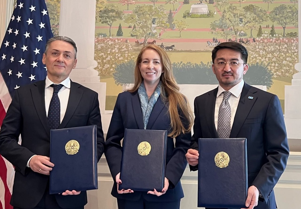 Спутниковую связь по технологии Direct to Cell договорились запустить в Казахстане Министерство по ИИ Beeline Казахстан и цифровой оператор VEON подписали меморандум о взаимопонимании по проекту Starlink Direct to Cell для обеспечения доступной спутниковой связи по всей территории республики По мнению главы ведомства Жаслана Мадиева интеграция орбитальной сети с сотовой сетью расширит покрытие и обеспечит соединение там где проведение классической инфраструктуры экономически нецелесообразно Возможность отправить сообщение с телефона в зоне где нет сотовой связи но есть прямое соединение со спутником без модемов и дополнительных устройств решает вопрос безопасности наших граждан и без преувеличения может спасти жизни отметил он Уже с 2026 года казахстанцы смогут отправлять сообщения с ее помощью sputnikKZ