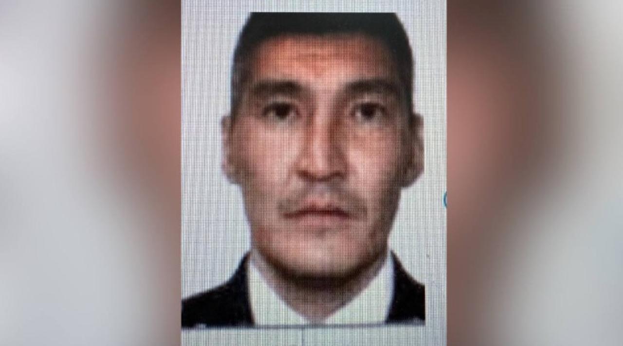 В Якутске за четвертое по счету убийство задержали местого жителя ранее он дважды избегал наказания благодаря участию в СВО 38 летний Виктор Саввинов дважды получал сроки за убийства но каждый раз подписывал контракты с Минобороны и освобождался из тюрьмы 15 февраля 2026 года его задержали в третий раз по подозрению в новом преступлении пишет Sakhaday По данным местных СМИ в 2020 году Cаввинова приговорили к 11 годам лишения свободы за убийство женщины В колонии мужчина заключил контракт с МО РФ и отправился на фронт В 2024 году он вернулся в Якутию и cовершил новое двойное убийство которое вызвало в регионе широкий резонанс СМИ даже дали Саввинову кличку мясник из Сунтара Сунтар его родное село Саввинов убил односельчанина и 64 летнюю вдову родного дяди Валентину Федорову На нее убийца обиделся за то что накануне женщина не открыла ему дверь а позже пожаловалась на Саввинова главе села В октябре 2024 го суд приговорил мужчину к 20 годам лишения свободы но уже спустя полгода Саввинова снова освободили и отправили в Украину Известно что вскоре он попал в госпиталь в Бурятии как раненый но дезертировал оттуда С конца сентября я звонила и писала письма в правоохранительные органы и Военную прокуратуру что он тут в бегах что он опасен Но получала лишь отписки рассказала СМИ дочь погибшей Валентины Федоровой В итоге в декабре 2025 го Саввинова объявили в розыск по подозрению в новом убийстве Задержать мужчину не могли несколько месяцев пока наконец он не попался полицейским в Якутске