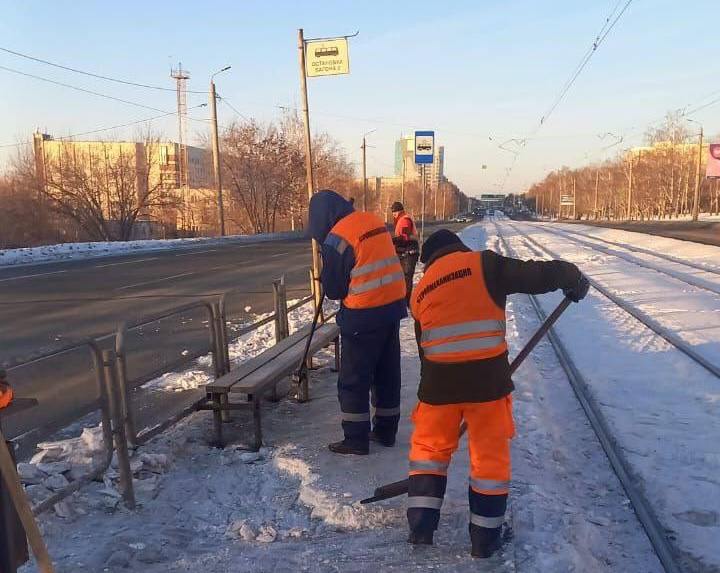 На уборку Челябинска от снега вывели более 250 спецмашин  Улицы и тротуары Челябинска продолжают избавлять от снега и наледи. Днем 6 января в этой работе задействованы 253 единицы техники и 519 человек. Особое внимание уделяют подходам и подъездам к храмам.   Все силы дорожных подрядчиков и районных администраций направлены на расчистку тротуаров и вывоз снега. Такое поручение утром дал мэр Алексей Лошкин. Он лично проверил проблемные места — от снежных навалов не осталось следа.  — Темп не сбавлять, тем более, что я получаю достаточное много обращений от жителей по поводу неочищенных тротуаров и наледи. Кроме этого, необходимо продолжать вывоз снега — никаких навалов быть не должно, — прокомментировал Алексей Лошкин.          Поддержать канал