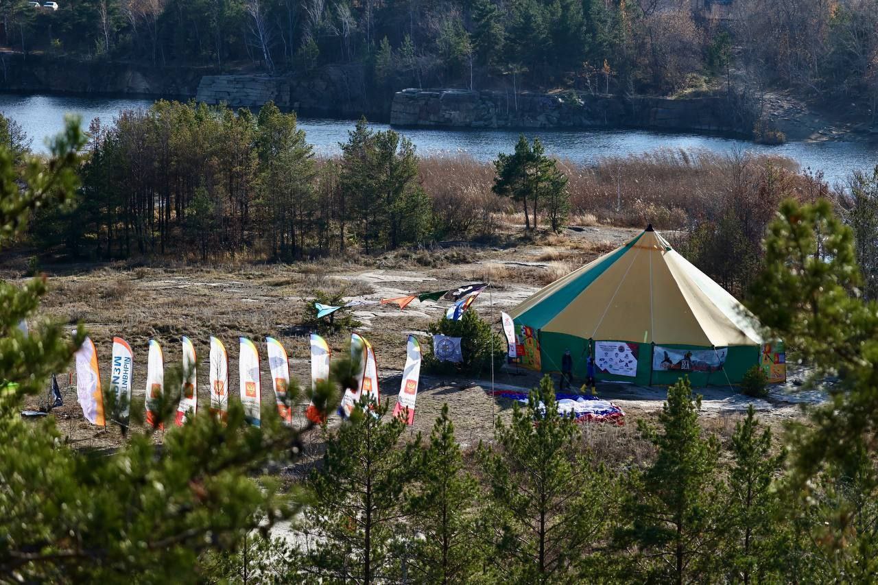 Турпоток в Челябинскую область вырос вдвое к 2026 году За последние пять лет количество туристов в Челябинской области увеличилось в два раза Больше 1 6 миллиона человек посетили регион за 2025 год О туристической привлекательности и уникальности региона а также о планах на развитие отрасли в будущем рассказала руководитель Главного управления координации развития туризма Анастасия Понькина Челябинская область привлекает туристов в любой сезон Зимой регион интересен гостям горнолыжными курортами а летом природными достопримечательностями Спросом пользуются самые разные места Во первых это наши природные достопримечательности озера Тургояк и Увильды Все чаще гости отдают предпочтение озеру Кумкуль здесь комфортно благодаря современной туристической инфраструктуре Ну и нацпарки Таганай Зюраткуль Зигальга по прежнему в топе рассказала Анастасия Понькина Не меньше спрос и на посещение исторических мест Наиболее интересен в этом плане Аркаим Но есть и другие локации Троицк становится точкой притяжения с его купеческой историей и старинной архитектурой Миасс интересен тем кто хочет прикоснуться к истории золотодобычи А еще промышленный туризм наши производства привлекают не только местных туристов но и гостей из Москвы и Санкт Петербурга привела примеры Понькина Для привлечения большего количества гостей в регион Главное управление туризма работает с разными структурами формируя экосистему Для развития промышленного туризма сотрудничают с министерством промышленности экологического министерством экологии а событийного культуры Развитие отрасли финансируется инвесторами средствами регионального бюджета и через национальный проект Туризм и гостеприимство Челябинская область создает туристические проекты сотрудничает с другими регионами и даже странами Мы работаем в тесной связке с туроператорами Именно туроператоры понимают что станет точками притяжения в конкретный сезон К примеру сейчас работаем с Белоруссией В августе был выезд нашей группы в эту страну с нами было три туроператора которые осмотрели достопримечательности Белоруссии и уже готовы формировать туристические продукты для наших граждан Сейчас мы ждем ответный визит со стороны Белоруссии в Челябинскую область чтобы точно так же им продемонстрировать свои объекты и наладить организацию туристических поездок в наш регион поделилась Понькина Совместно с Башкирией регион разрабатывает автомобильный туристический маршрут Ведется работа и со Свердловской областью У нас со многими регионами налажен обмен информацией к сотрудничеству приглашаем не только туроператоров но и отельеров рестораторов уточнила руководитель ведомства В ближайшие годы планируется улучшение туристической сферы и рост ее качества В 2026 году на развитие туристической инфраструктуры в Челябинской области заложено свыше 255 миллионов рублей В планах ведомства до 2030 года реализация 11 крупномасштабных проектов Среди них модернизация курорта Солнечная долина в Миассе строительство гостинец на озере Тургояк всесезонного спортивно рекреационного комплекса на горе Уреньге в Златоусте уникального туристического комплекса на берегу озера Еловое Также регион нацелен и на развитие городских мультикурортов как Фанпарк в Челябинске и Притяжение в Магнитогорске Подписаться на vecherchel   Поддержать Читать в Мах