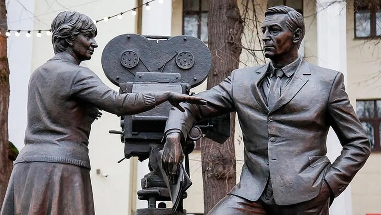 В Москве открыли памятник создателям Семнадцати мгновений весны У киностудии имени Горького в Москве появился памятник создателям легендарного сериала Семнадцать мгновений весны Торжественное открытие прошло 18 декабря Автор композиции скульптор Андрей Ковальчук В центре писатель Юлиан Семёнов рядом режиссёр Татьяна Лиознова и Вячеслав Тихонов в образе Штирлица Памятник запечатлевает момент работы над фильмом На церемонии отметили что это не просто дань одному фильму а знак уважения к истории отечественного кино Картина созданная десятилетия назад по прежнему воспринимается как современная и живая Что скажете Подписаться на Тайны Москвы