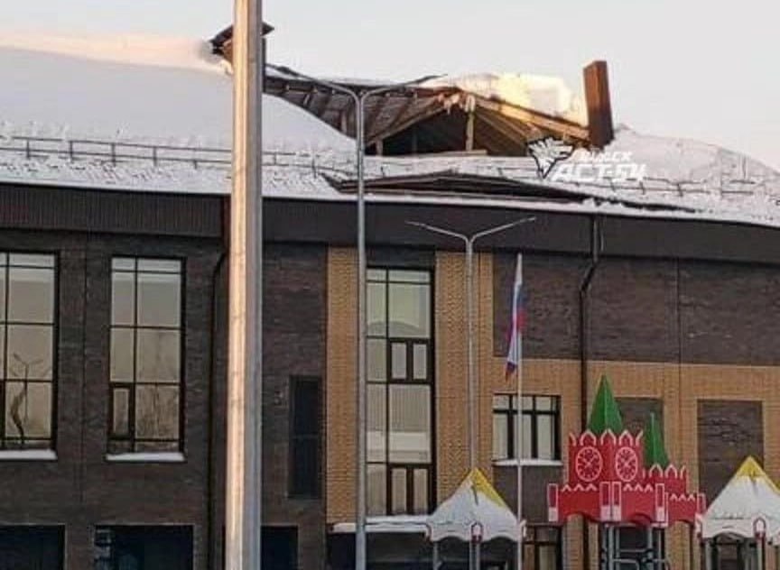 Кровля рухнула в здании школы в селе Репьево Новосибирской области Площадь обрушения около 100 кв метров сообщили в МЧС Перекрытия и стены не повреждены пострадавших нет занятия в школе отменены По словам главы Тогучинского района Сергея Пыхтина кровлю повредили во чистки снега Мы приложим все усилия чтобы в кратчайшие сроки провести необходимый ремонт и устранить все последствия инцидента Ситуация находится под моим личным контролем добавил чиновник Информация о том что школу ввели с эксплуатацию появилась на сайте областного правительства в ноябре 2025 года Всего в этой школе обучается 130 детей Напомним что в конце сентября прошлого года половина крыши обрушилась в школе Татарска По счастливой случайности в школе в этот момент никого не было тг ACT 54 Black